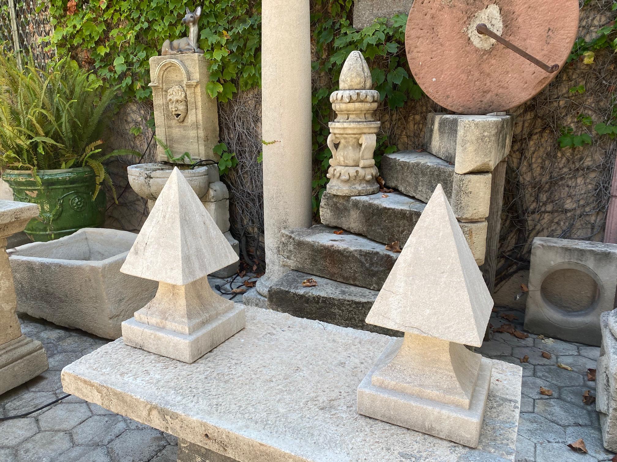 Ein Paar pyramidenförmige, handgeschnitzte Steinaufsätze aus dem späten 18. Tolle Patina mit fantastischen einfachen geometrischen Linien. Architektonische Elemente Garten Ornament, um Ihr Haus zu ergänzen. Verwenden Sie als Finials oben auf Ihrem