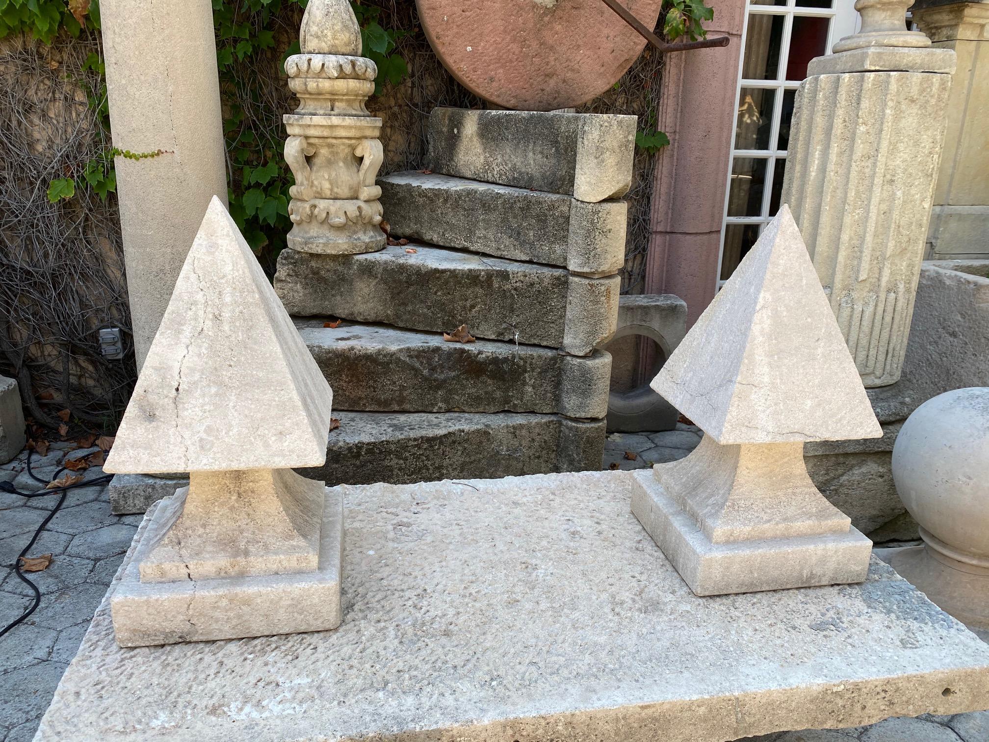 Français A Stone Pyramid Finial Cap Base Pedestal Antiques, Pair Los Angeles CA en vente