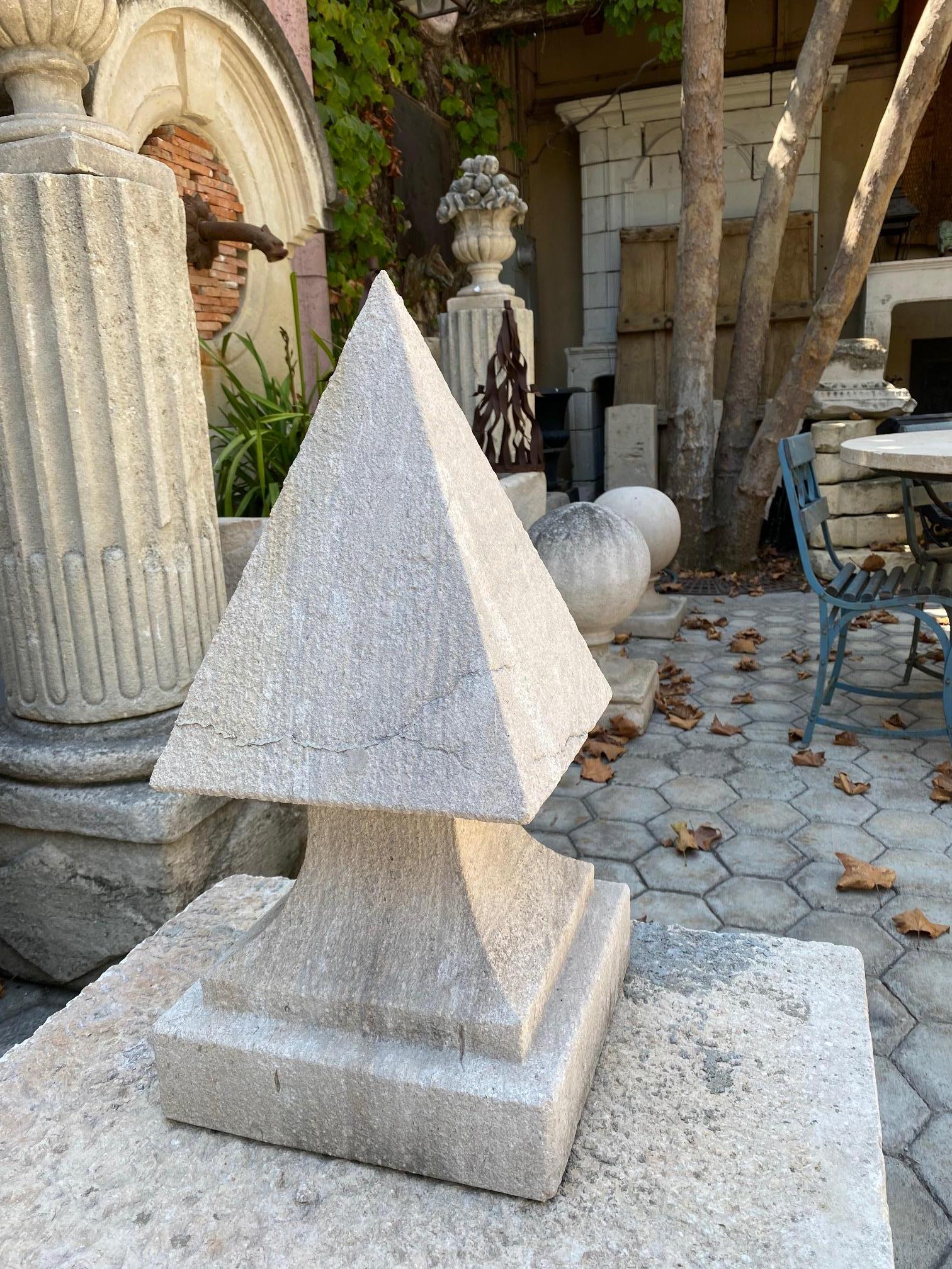 Sculpté à la main A Stone Pyramid Finial Cap Base Pedestal Antiques, Pair Los Angeles CA en vente