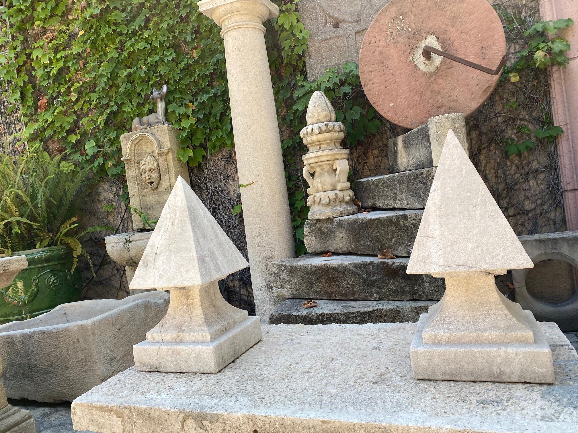 XVIIIe siècle A Stone Pyramid Finial Cap Base Pedestal Antiques, Pair Los Angeles CA en vente