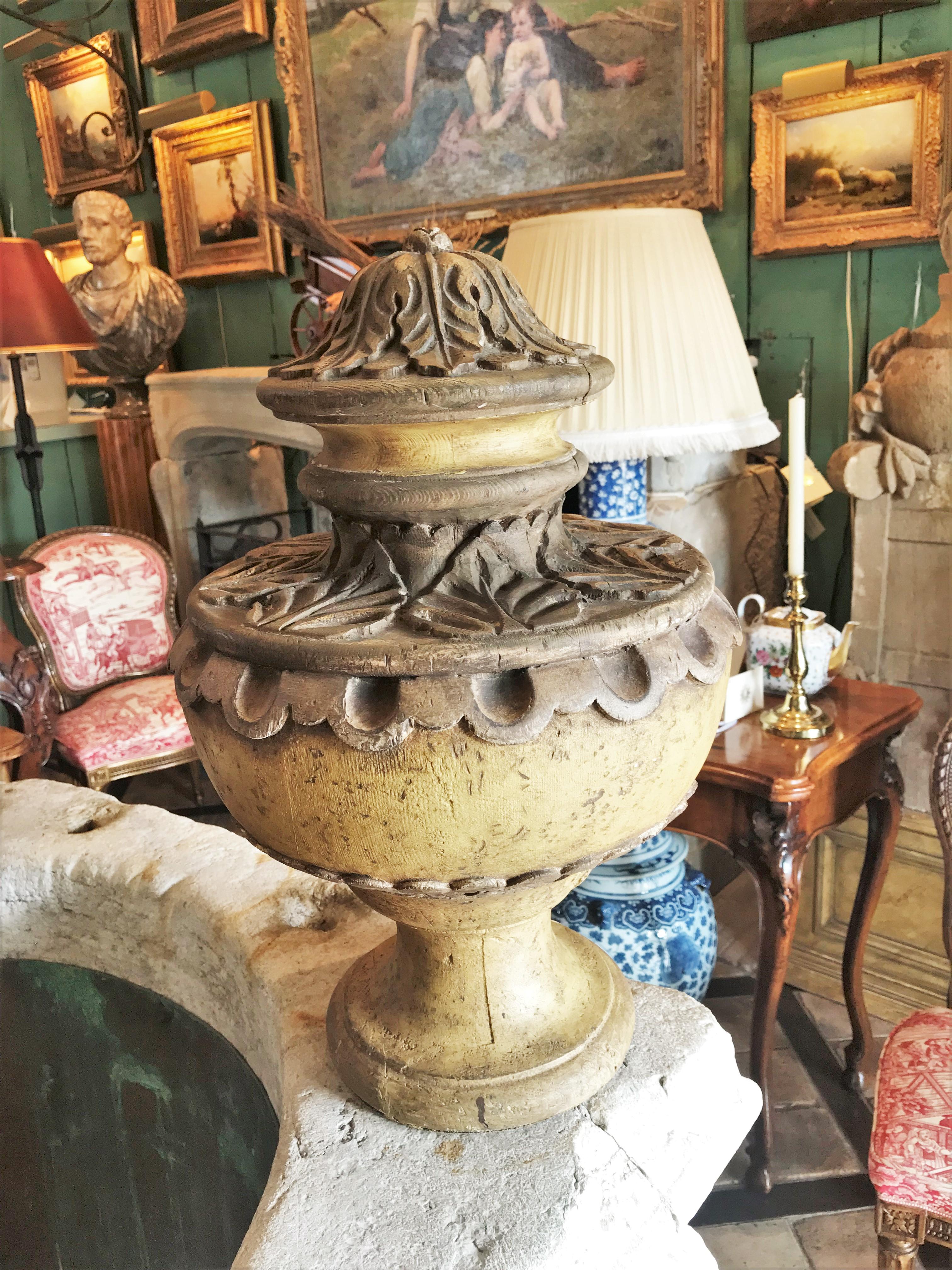 Paire de fleurons en bois sculptés à la main en forme de vase, urnes de centre de table Antiques Los Angeles en vente 2