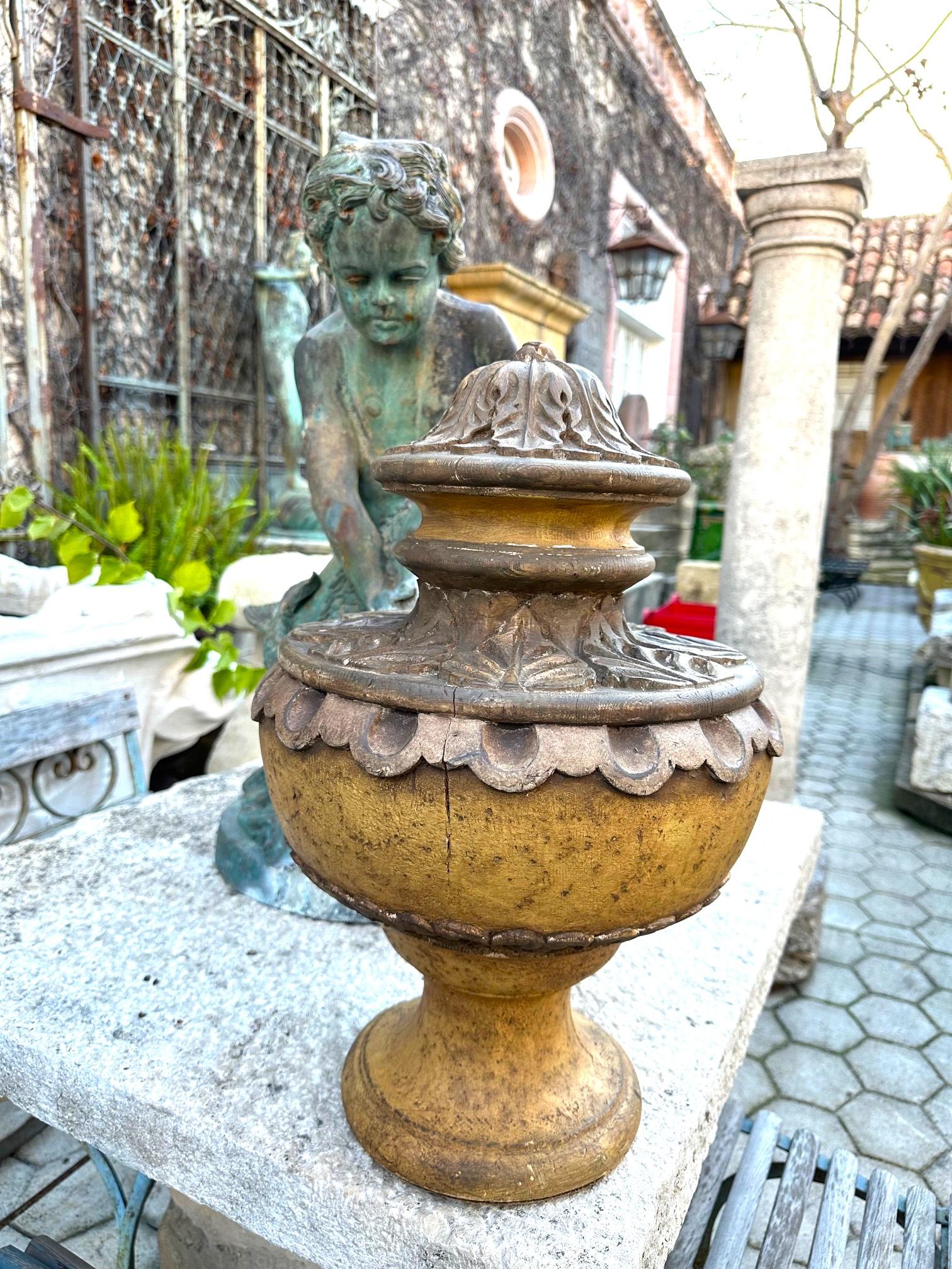 Paire de fleurons en bois sculptés à la main en forme de vase, urnes de centre de table Antiques Los Angeles en vente 2