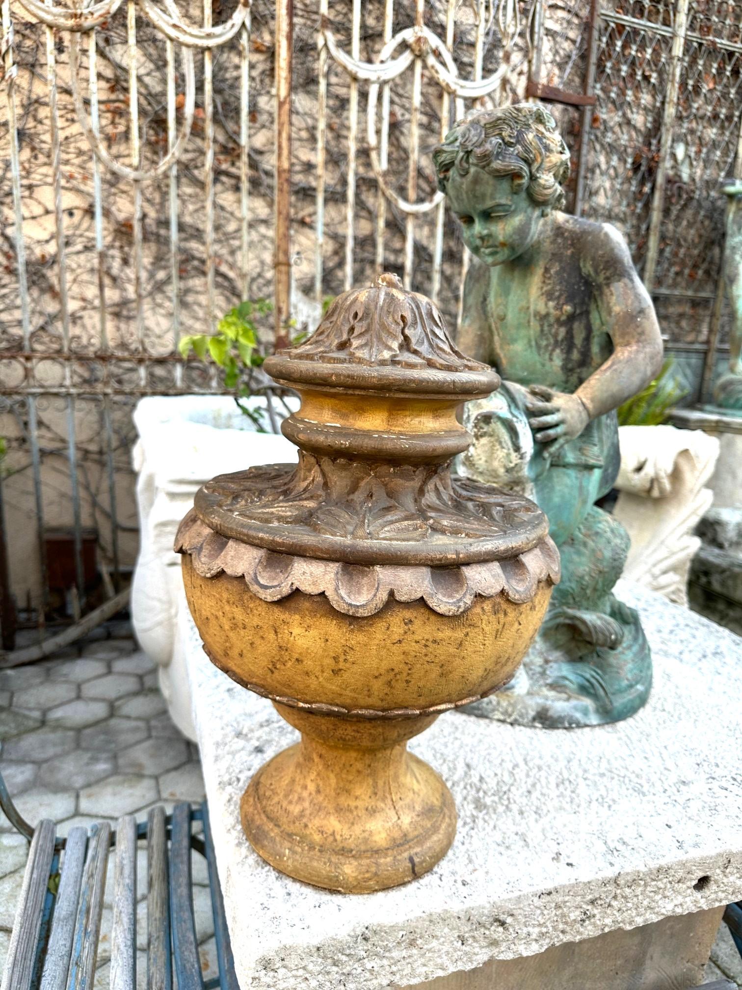 Paire de fleurons en bois sculptés à la main en forme de vase, urnes de centre de table Antiques Los Angeles en vente 3