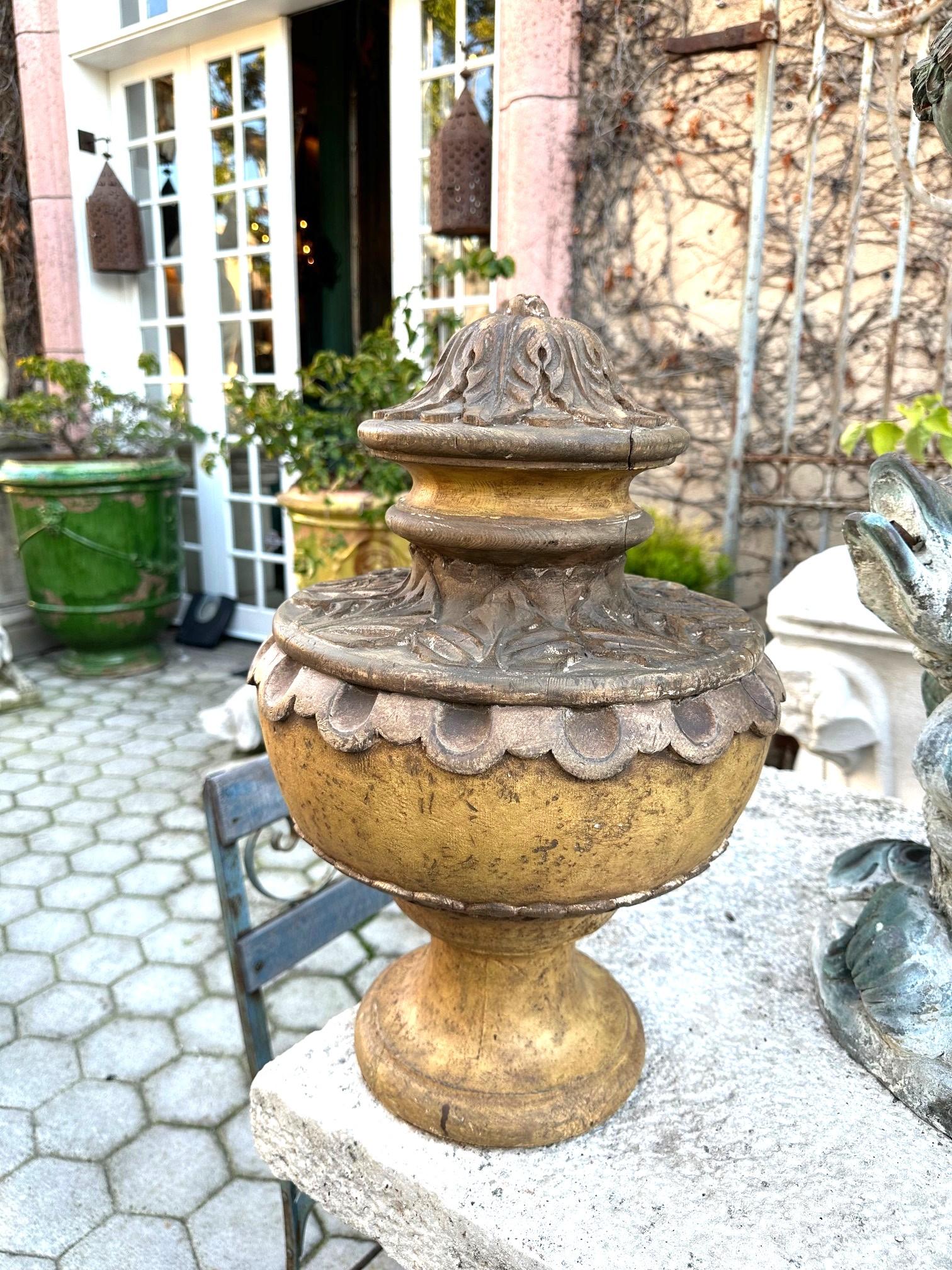 Paire de fleurons en bois sculptés à la main en forme de vase, urnes de centre de table Antiques Los Angeles en vente 4
