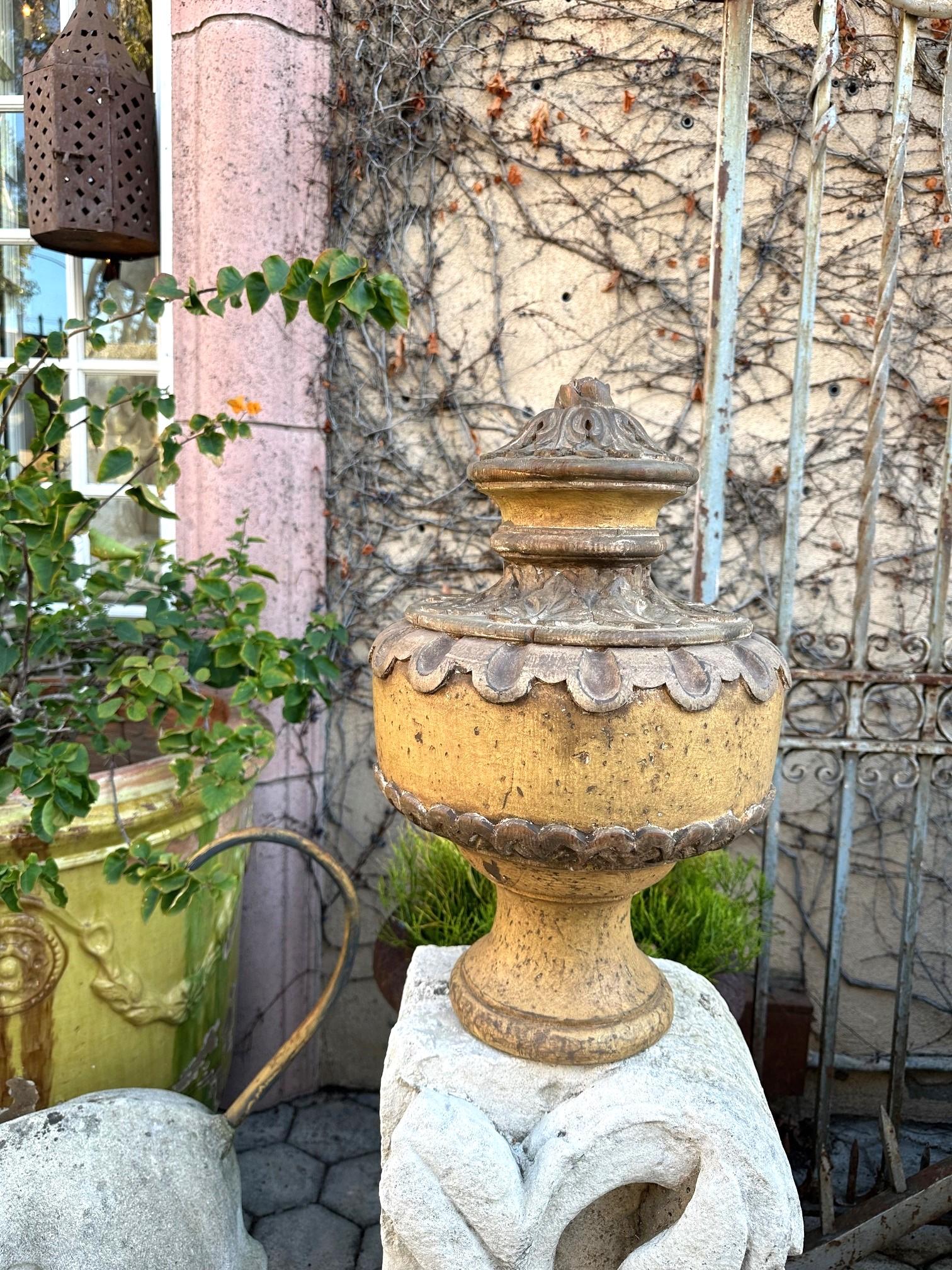 Paire de fleurons en bois sculptés à la main en forme de vase, urnes de centre de table Antiques Los Angeles en vente 5