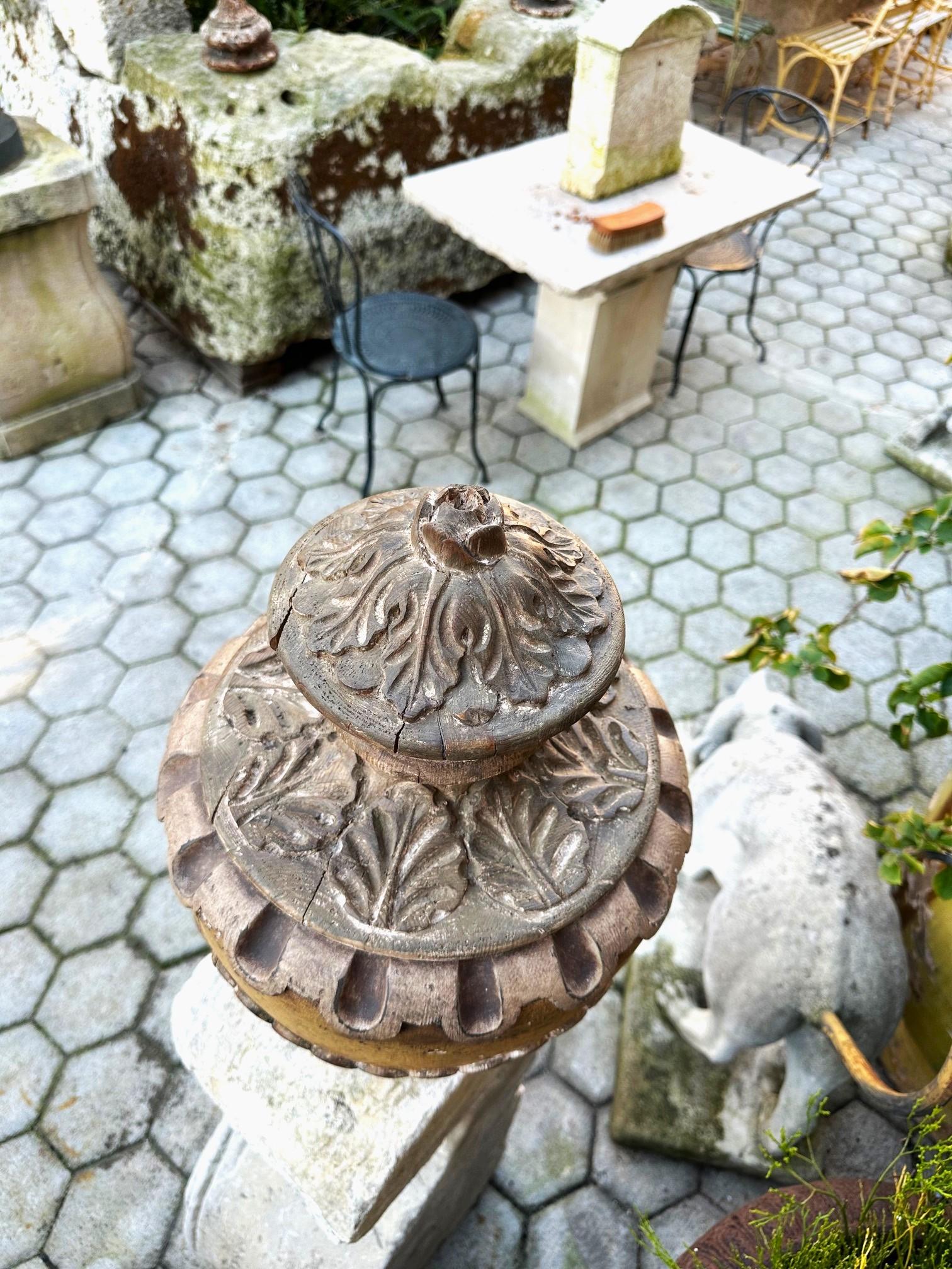 Paire de fleurons en bois sculptés à la main en forme de vase, urnes de centre de table Antiques Los Angeles en vente 5