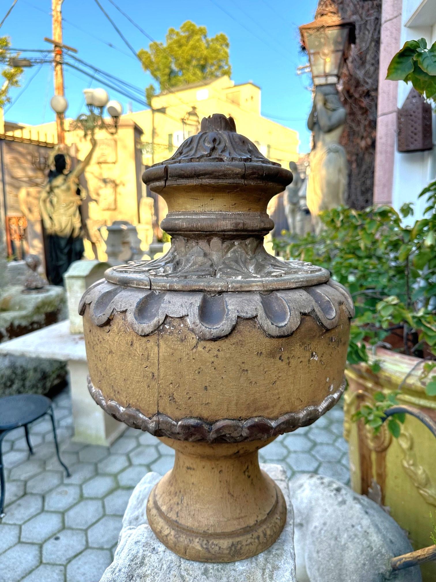 Paire de fleurons en bois sculptés à la main en forme de vase, urnes de centre de table Antiques Los Angeles en vente 7