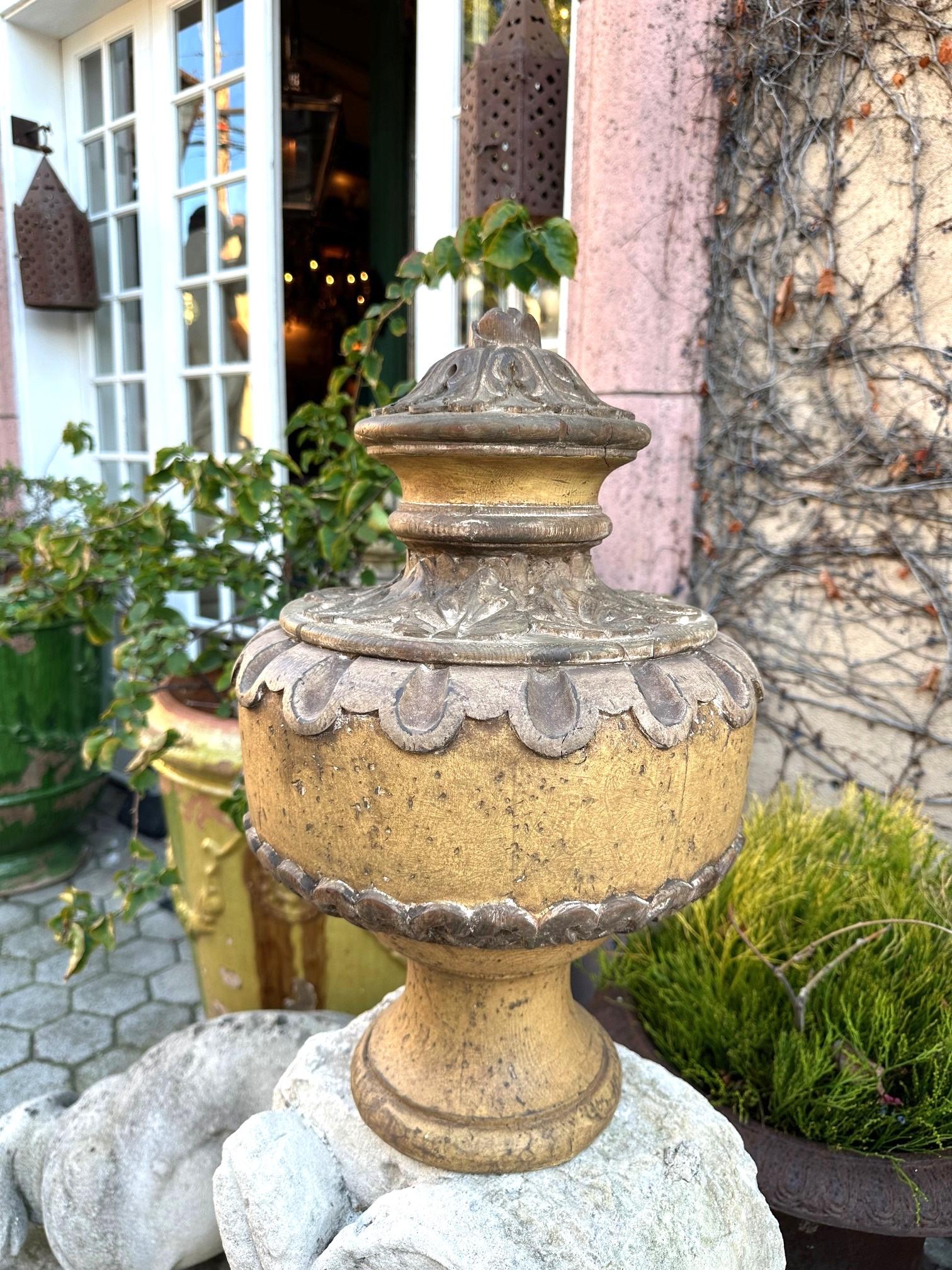 Paire de fleurons en bois sculptés à la main en forme de vase, urnes de centre de table Antiques Los Angeles en vente 7