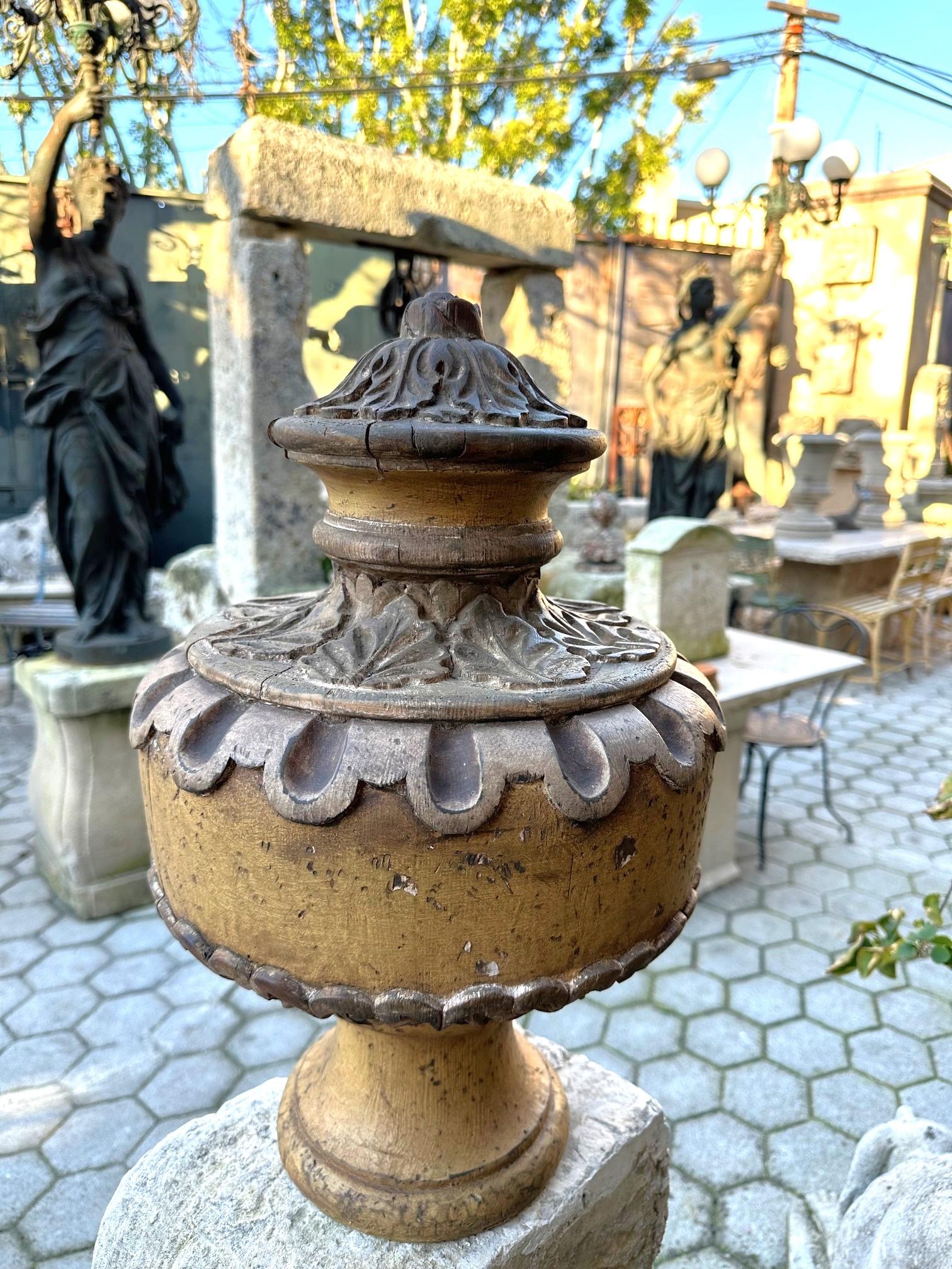 Paire de fleurons en bois sculptés à la main en forme de vase, urnes de centre de table Antiques Los Angeles en vente 9