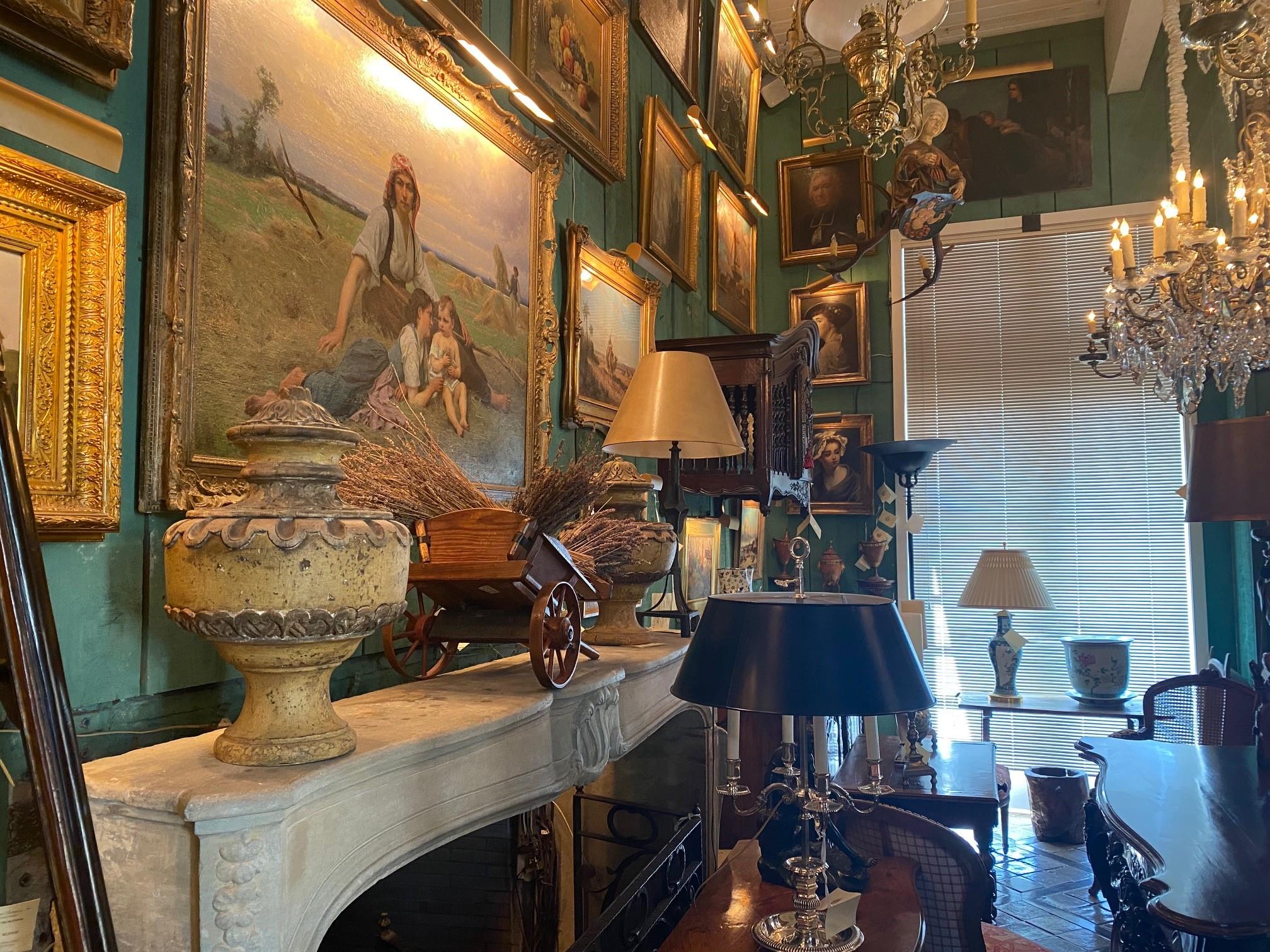 Paire d'épis de faîtage en bois sculpté à la main en forme de vase Urnes de centre de table Antiquités Los Angeles. Magnifique paire d'urnes en bois sculpté de style baroque italien de la fin du 18e siècle. Les sculptures délicates, usées et en
