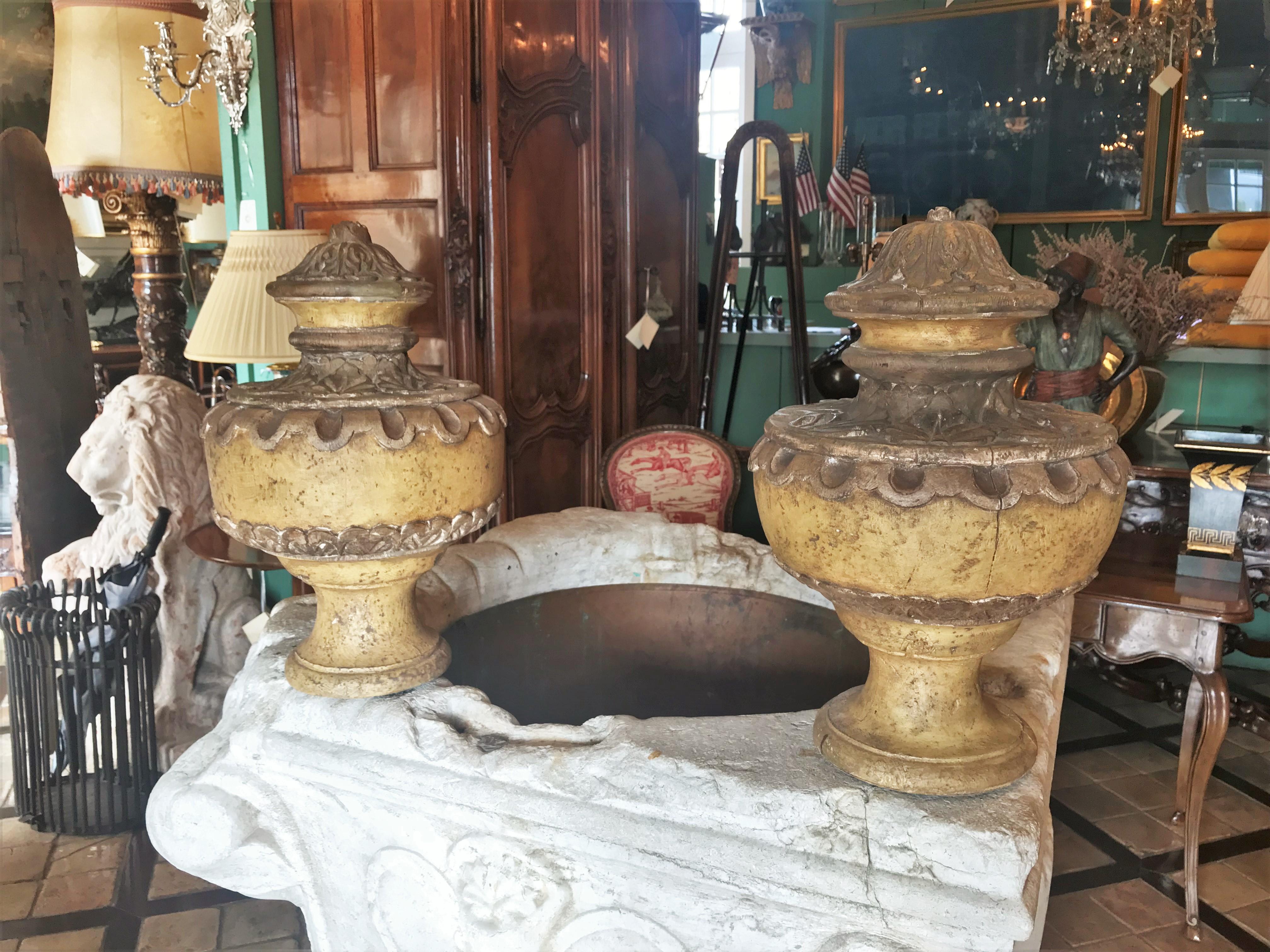 Baroque Paire de fleurons en bois sculptés à la main en forme de vase, urnes de centre de table Antiques Los Angeles en vente