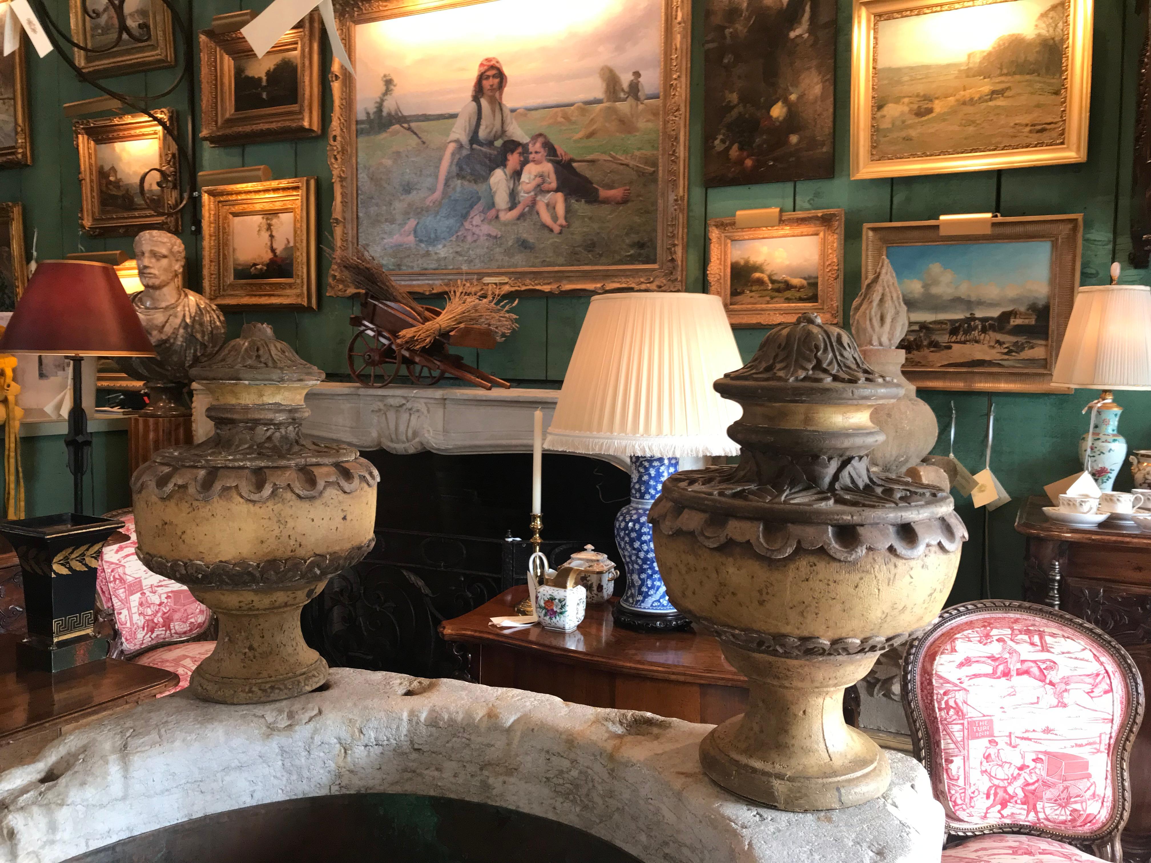 Baroque Paire de fleurons en bois sculptés à la main en forme de vase, urnes de centre de table Antiques Los Angeles en vente