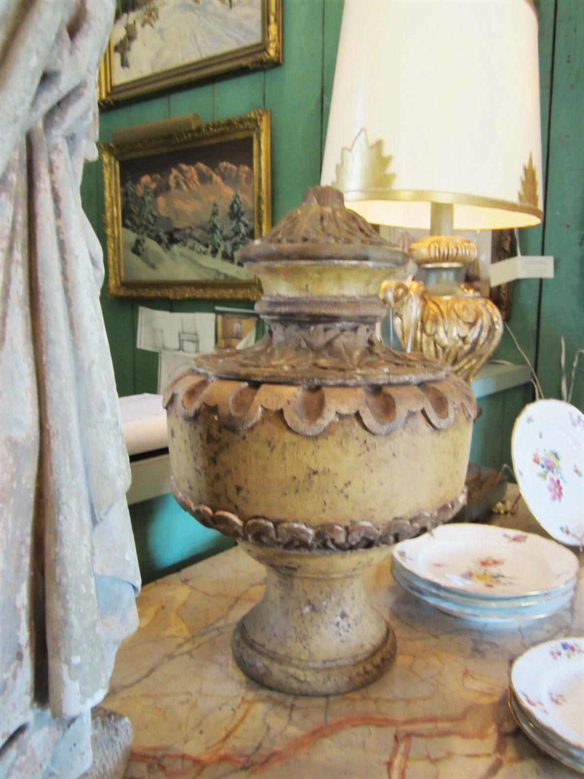 italien Paire de fleurons en bois sculptés à la main en forme de vase, urnes de centre de table Antiques Los Angeles en vente