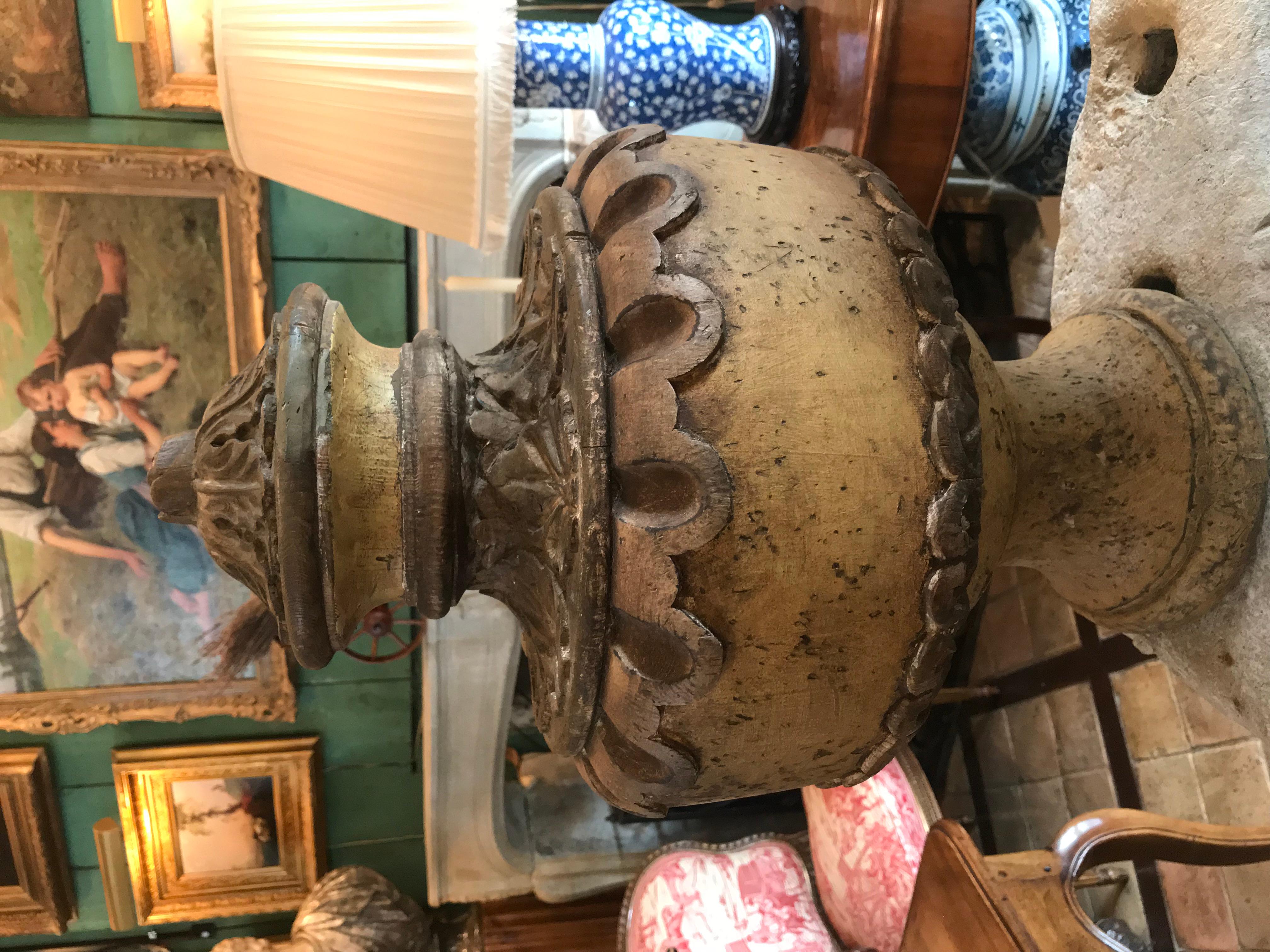 italien Paire de fleurons en bois sculptés à la main en forme de vase, urnes de centre de table Antiques Los Angeles en vente