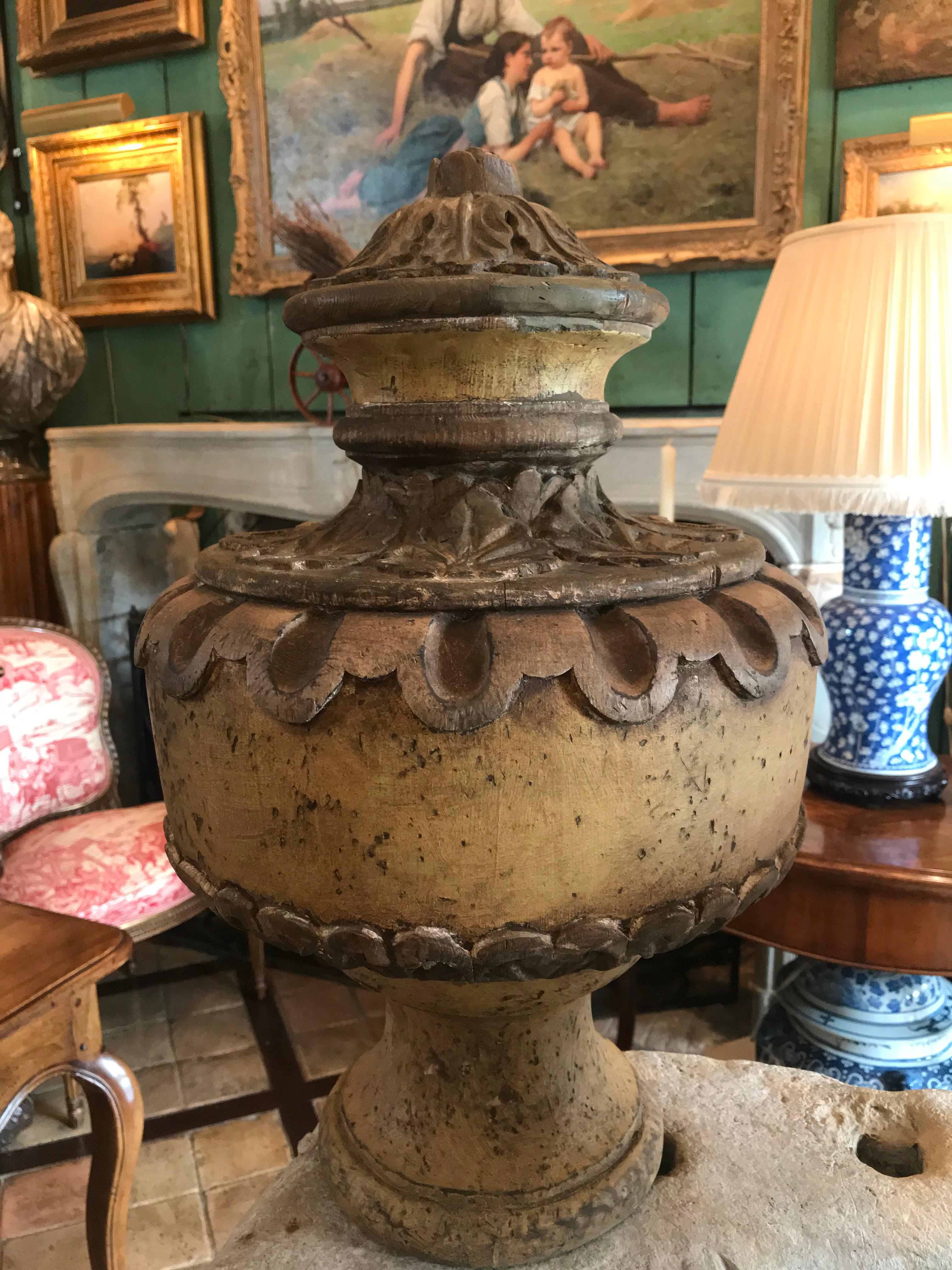 Sculpté à la main Paire de fleurons en bois sculptés à la main en forme de vase, urnes de centre de table Antiques Los Angeles en vente