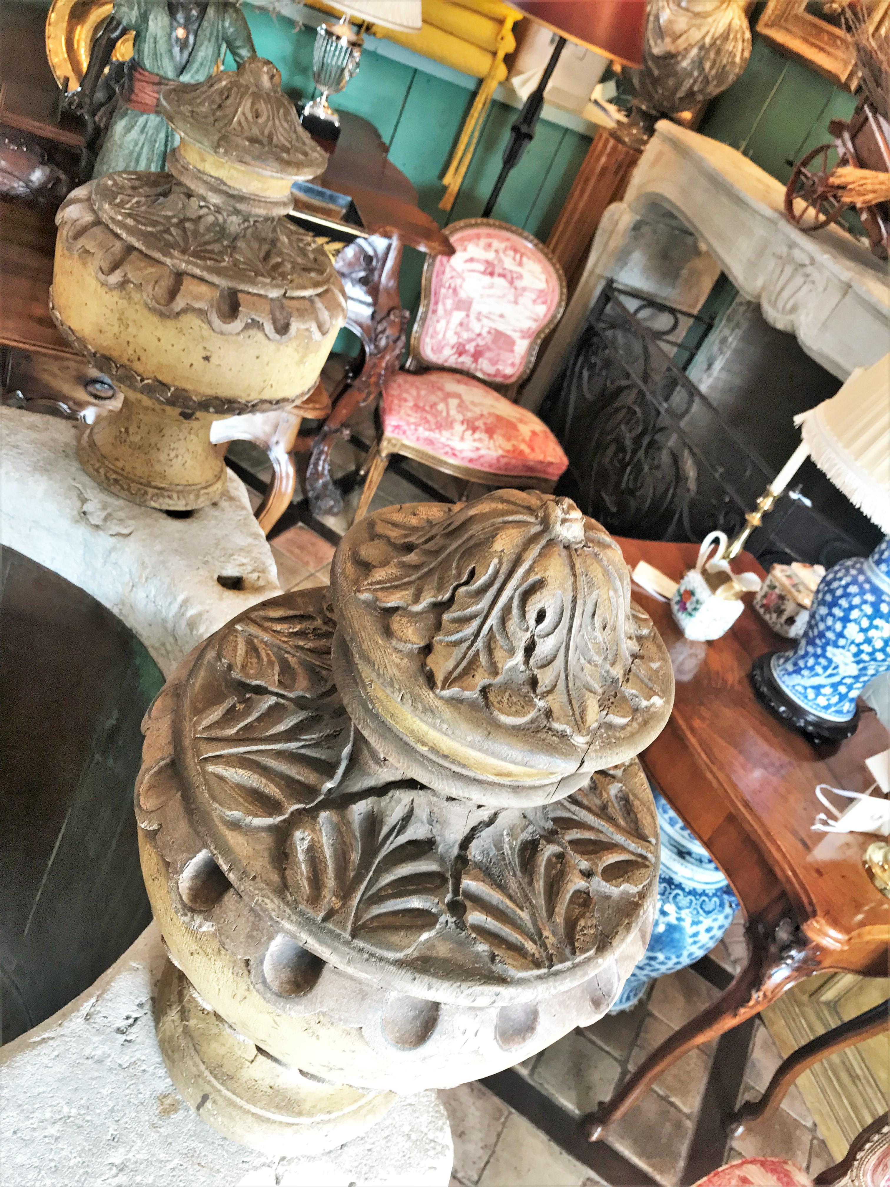 Paire de fleurons en bois sculptés à la main en forme de vase, urnes de centre de table Antiques Los Angeles Bon état - En vente à West Hollywood, CA