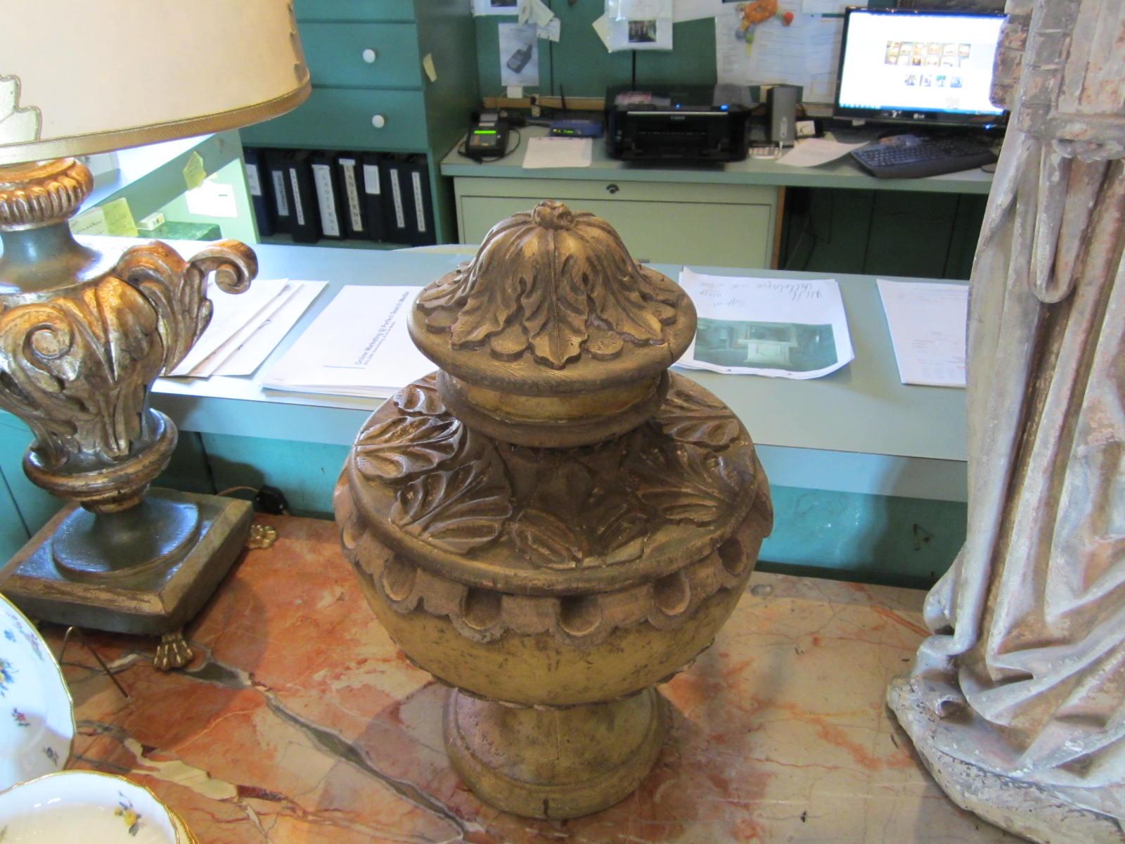Bois Paire de fleurons en bois sculptés à la main en forme de vase, urnes de centre de table Antiques Los Angeles en vente