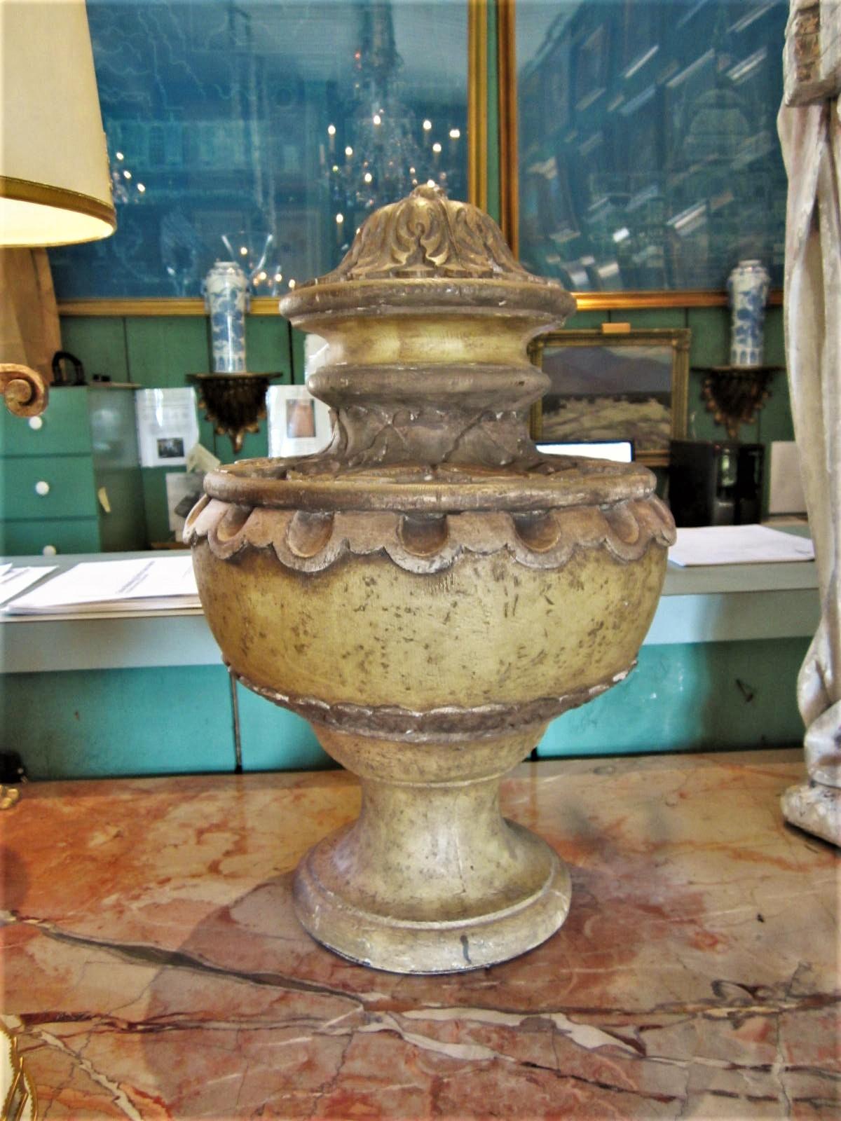 Paar handgeschnitzte Vasen in Form eines Tafelaufsatzes aus Holz, Vasenform, Urnen, Antiques Los Angeles im Angebot 1