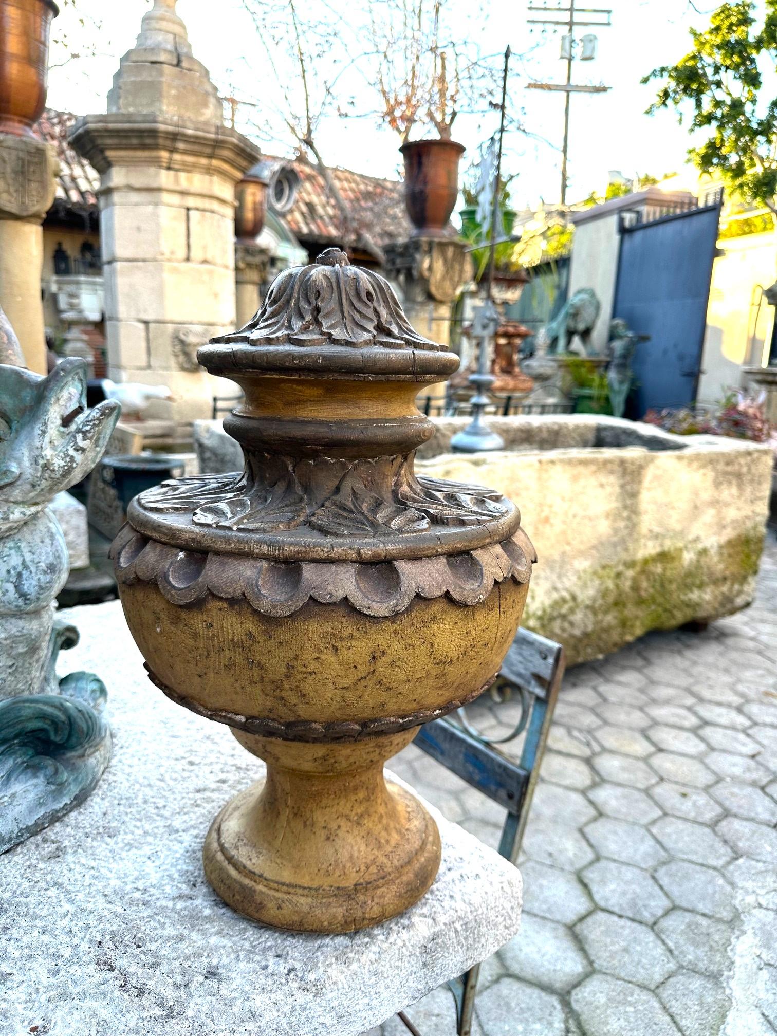 Paire de fleurons en bois sculptés à la main en forme de vase, urnes de centre de table Antiques Los Angeles en vente 1