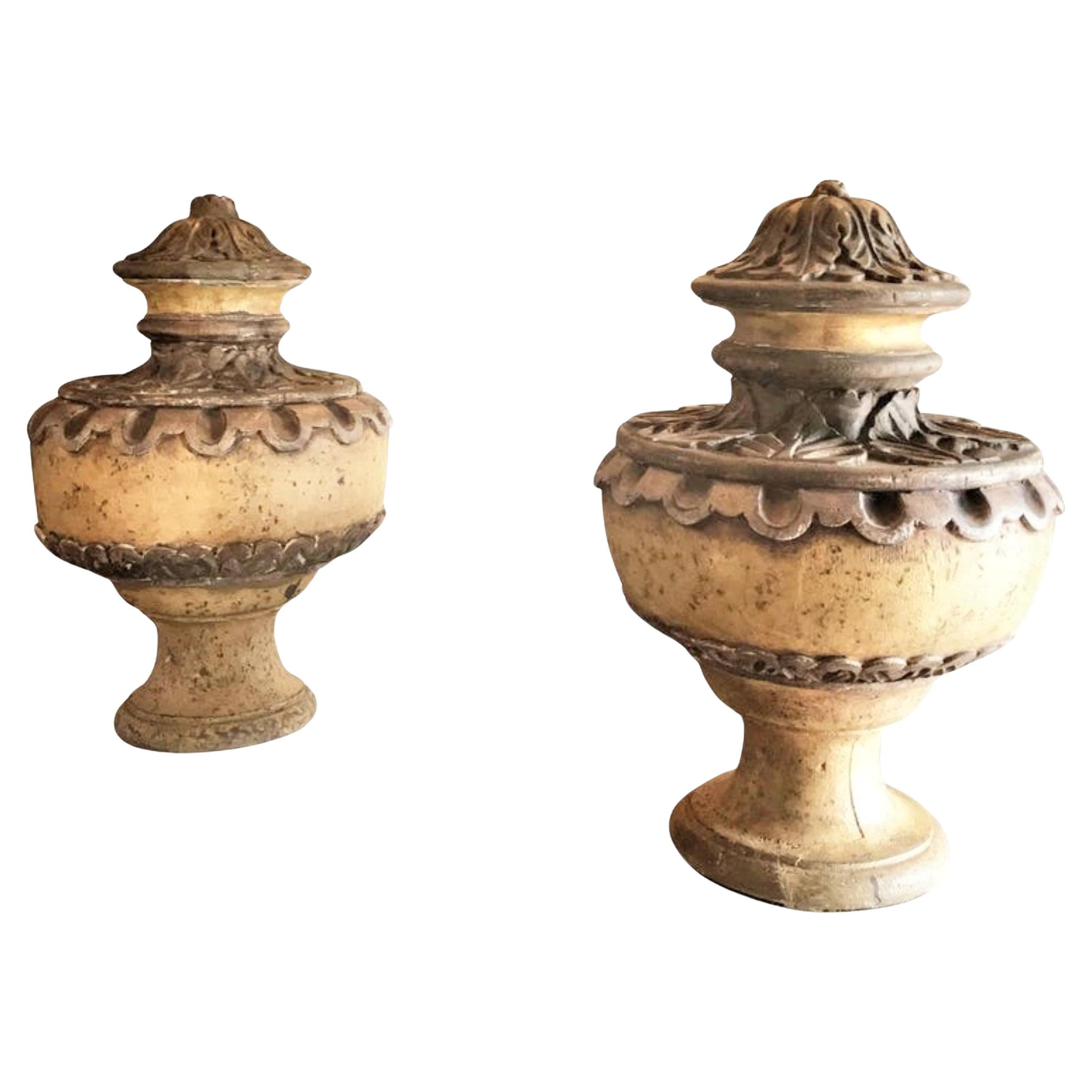 Paire de fleurons en bois sculptés à la main en forme de vase, urnes de centre de table Antiques Los Angeles