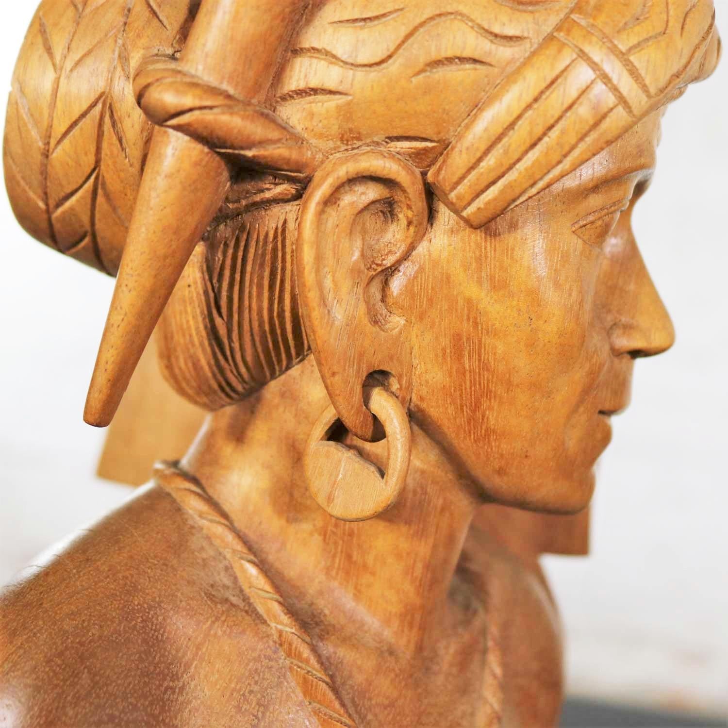 Paire de serre-livres en bois sculpté à la main - Figurines tribales masculines et féminines en vente 4