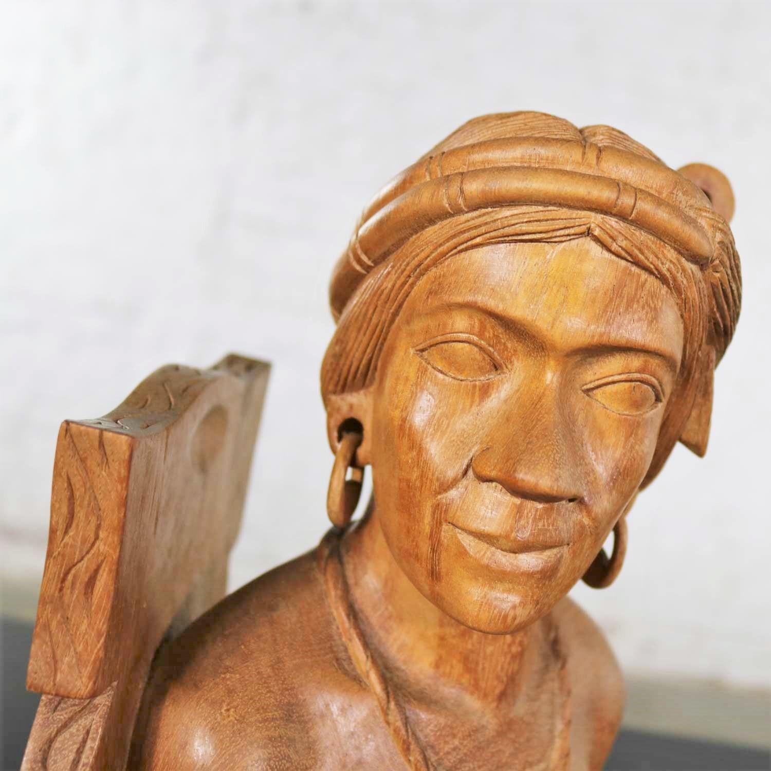 Paire de serre-livres en bois sculpté à la main - Figurines tribales masculines et féminines en vente 5