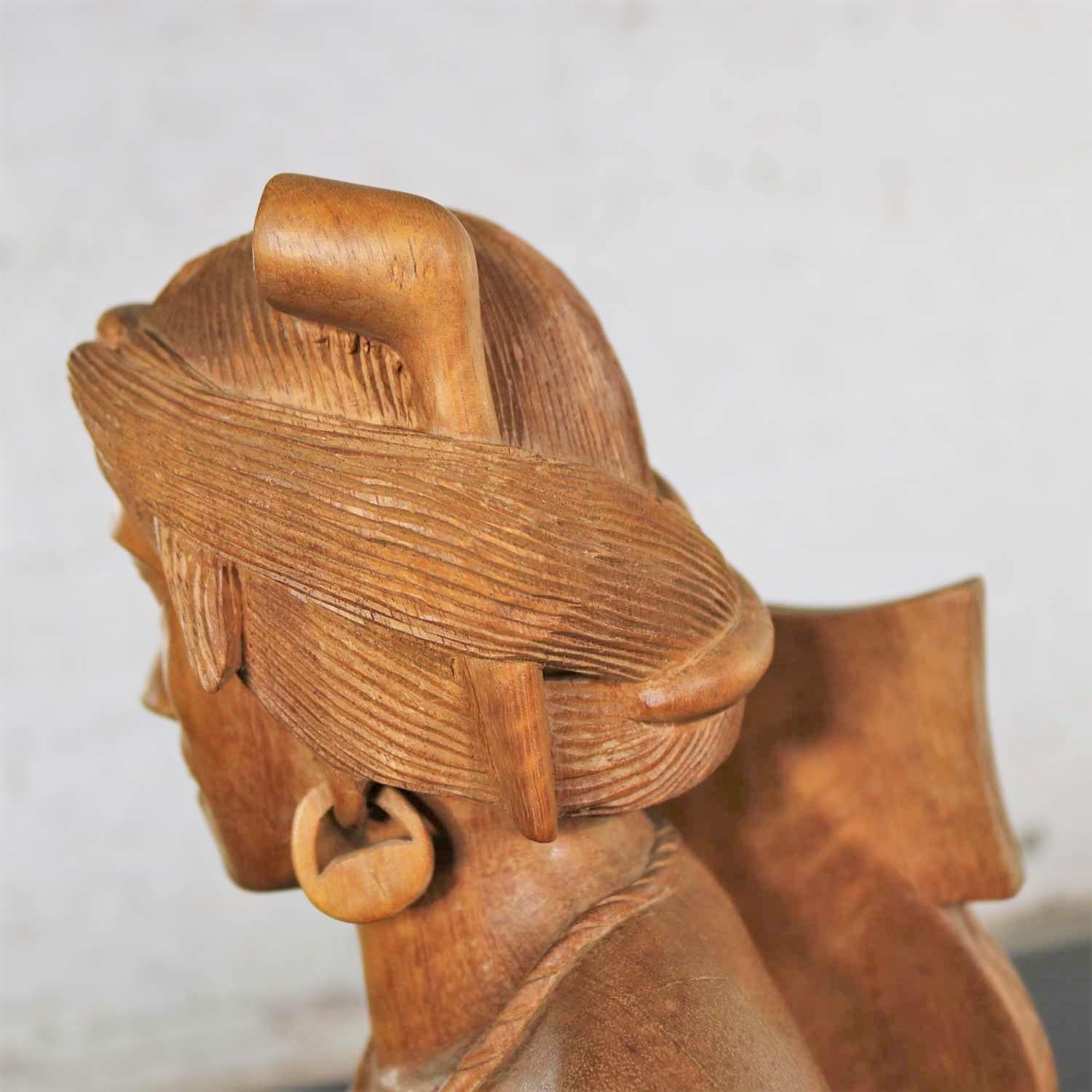 Paire de serre-livres en bois sculpté à la main - Figurines tribales masculines et féminines en vente 7