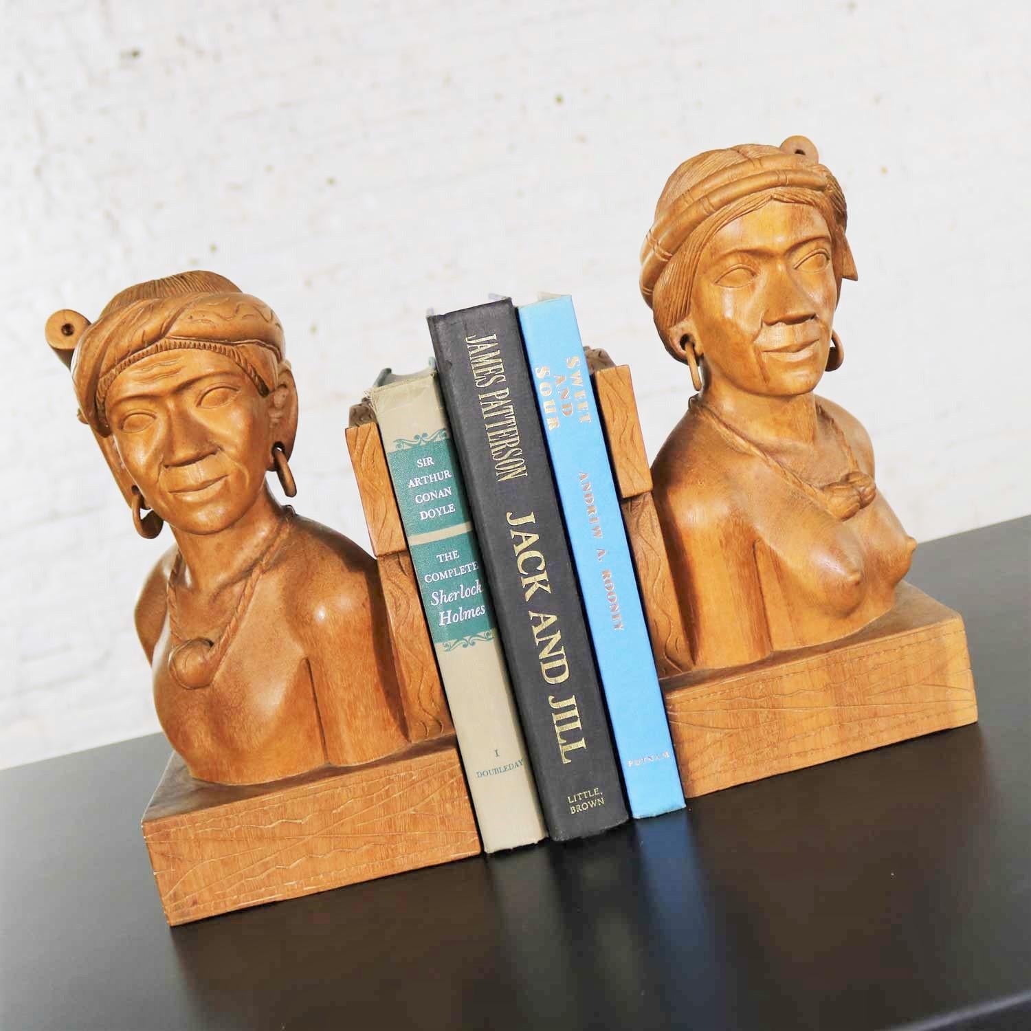 Paire de serre-livres en bois sculpté à la main - Figurines tribales masculines et féminines en vente 10
