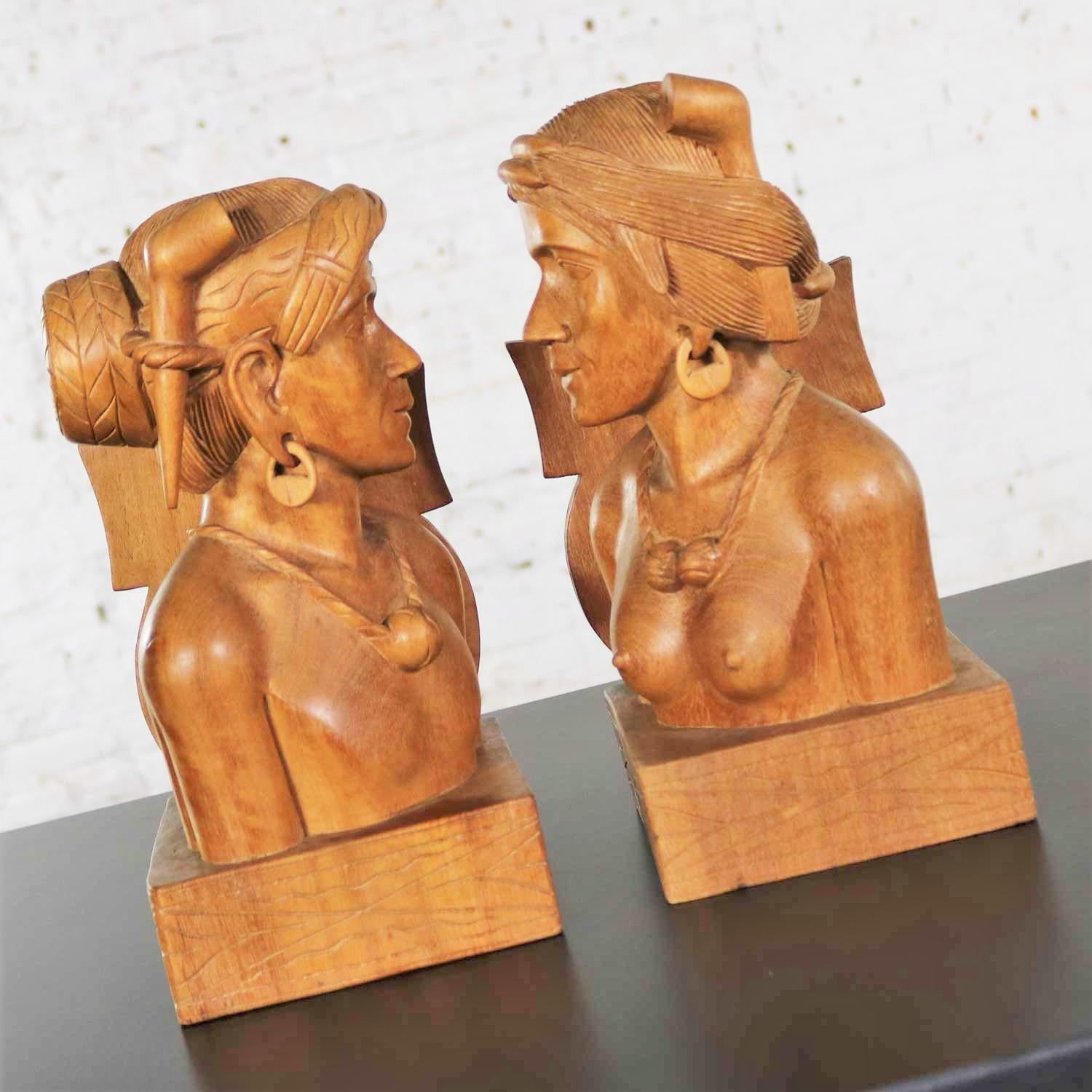 Tribal Paire de serre-livres en bois sculpté à la main - Figurines tribales masculines et féminines en vente