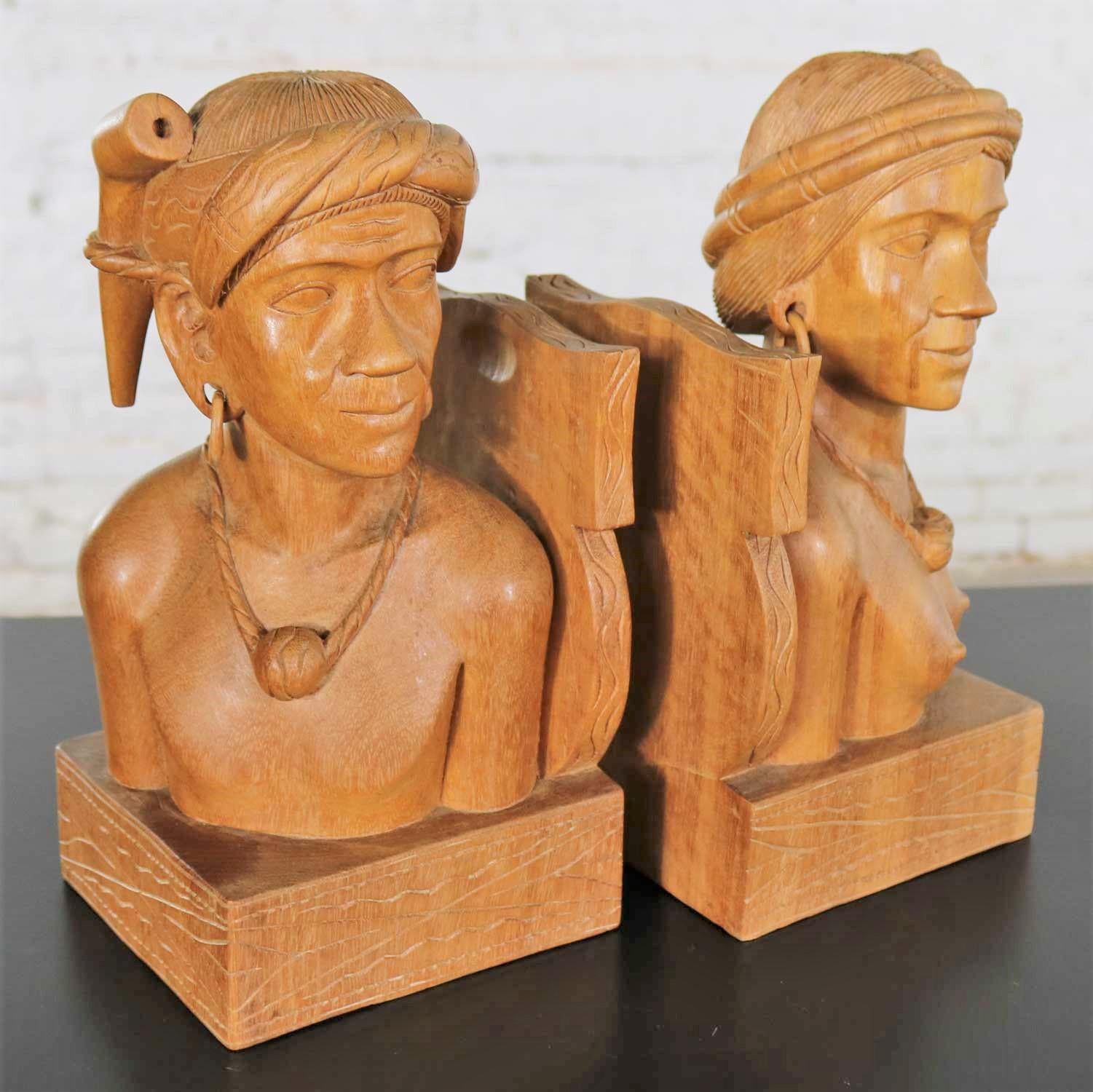 20ième siècle Paire de serre-livres en bois sculpté à la main - Figurines tribales masculines et féminines en vente