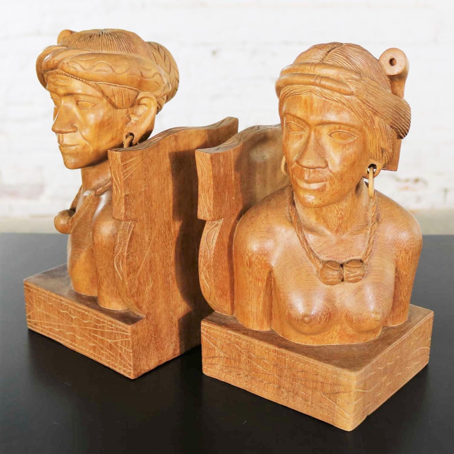 Bois Paire de serre-livres en bois sculpté à la main - Figurines tribales masculines et féminines en vente