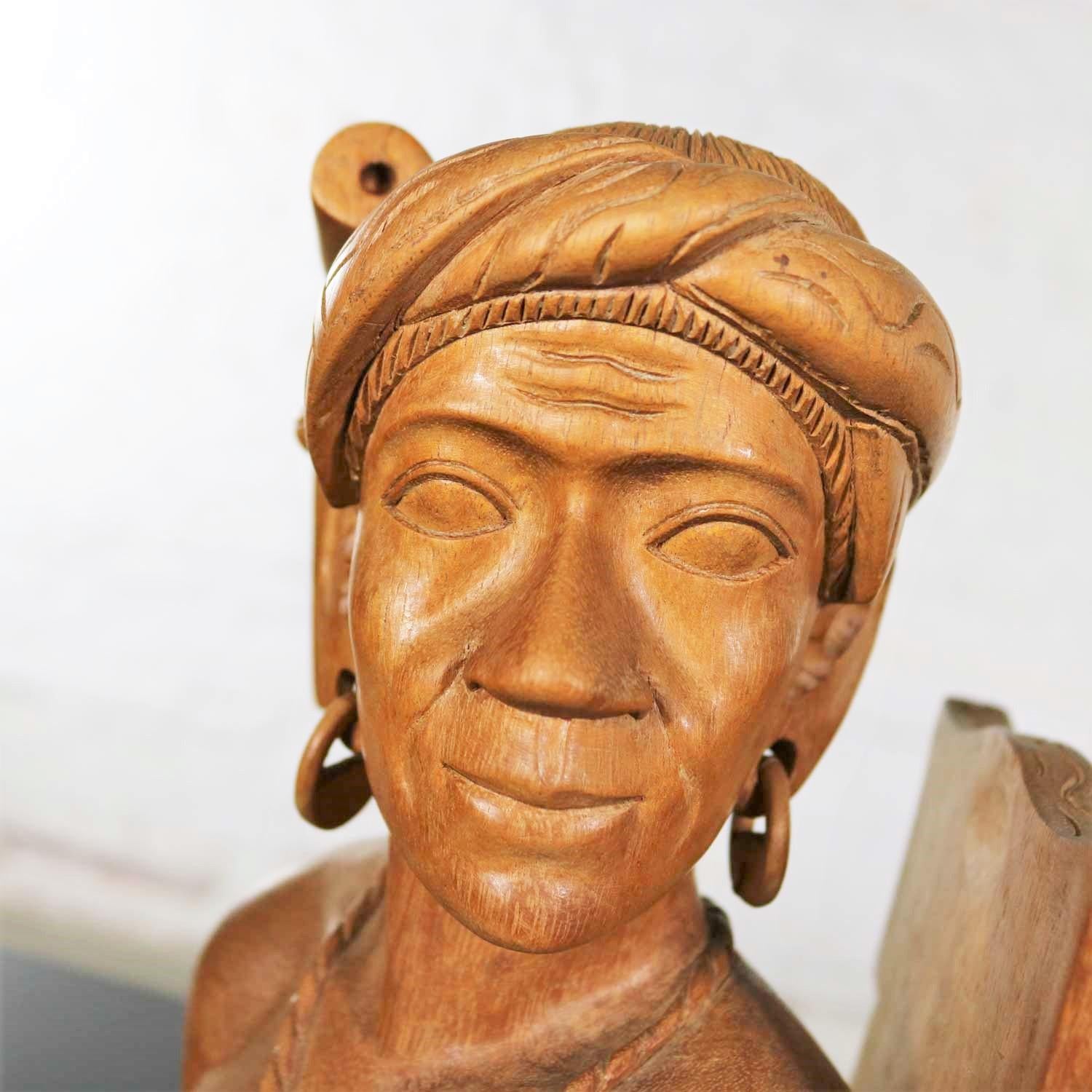 Paire de serre-livres en bois sculpté à la main - Figurines tribales masculines et féminines en vente 1