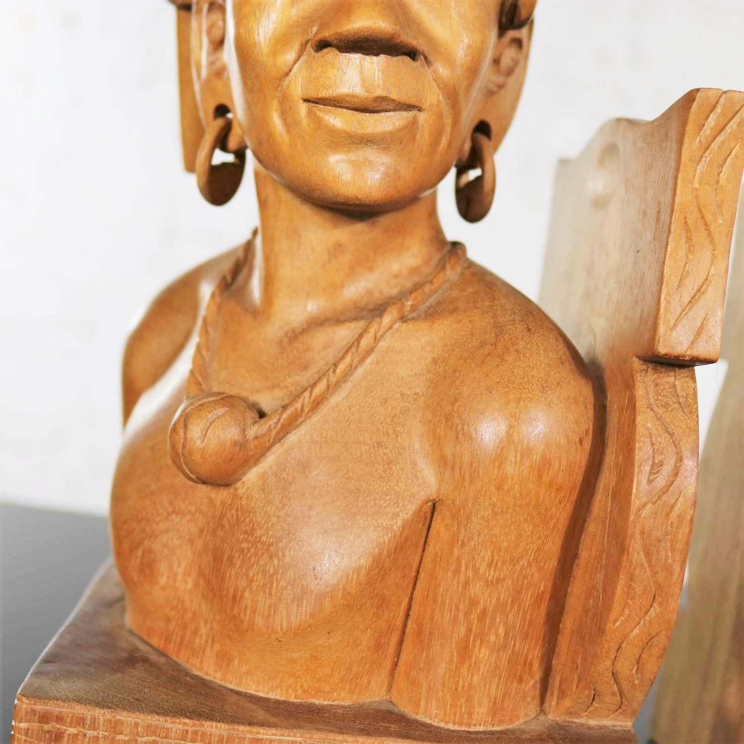 Legno Coppia di fermalibri tribali in legno intagliato a mano con figure maschili e femminili in vendita