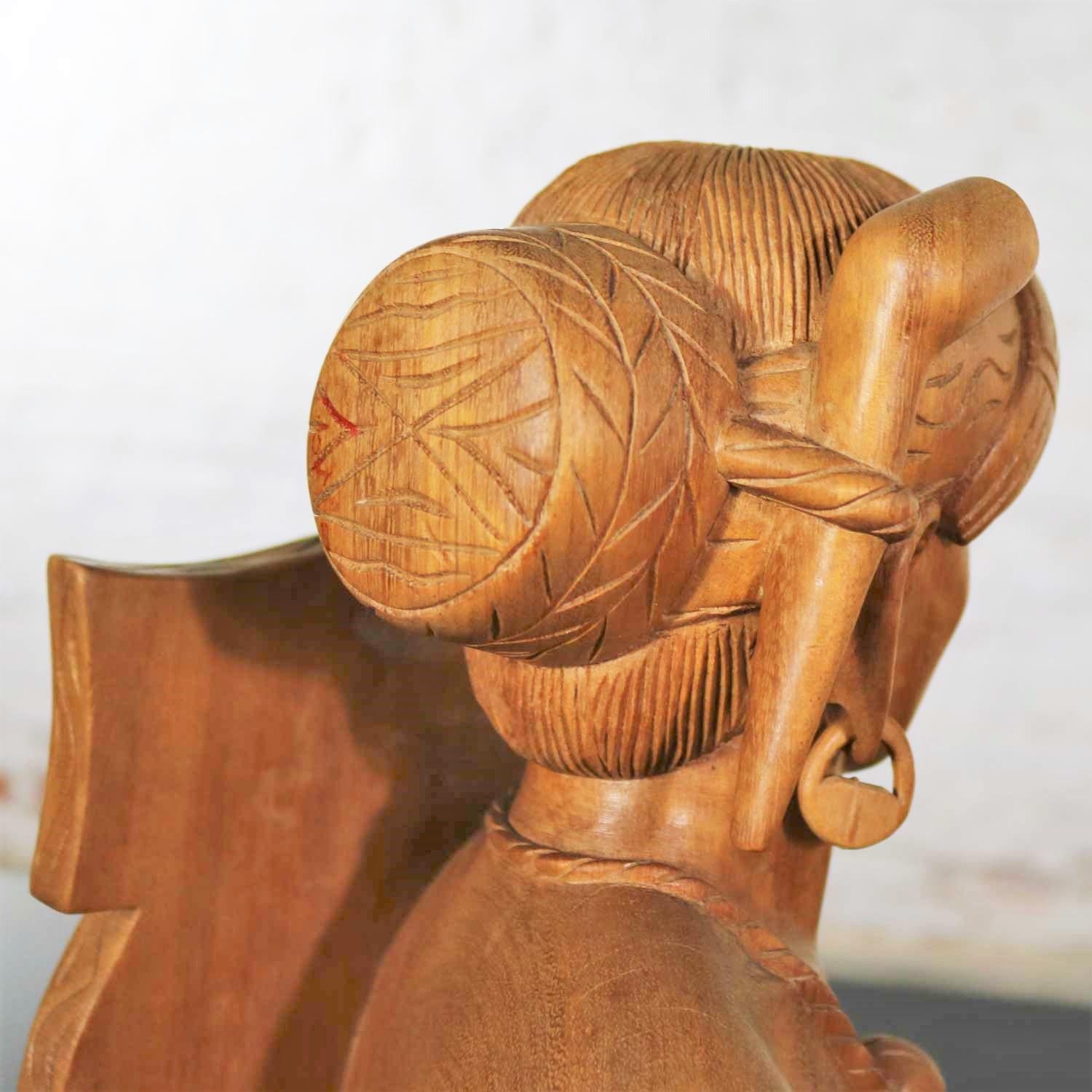 Paire de serre-livres en bois sculpté à la main - Figurines tribales masculines et féminines en vente 3