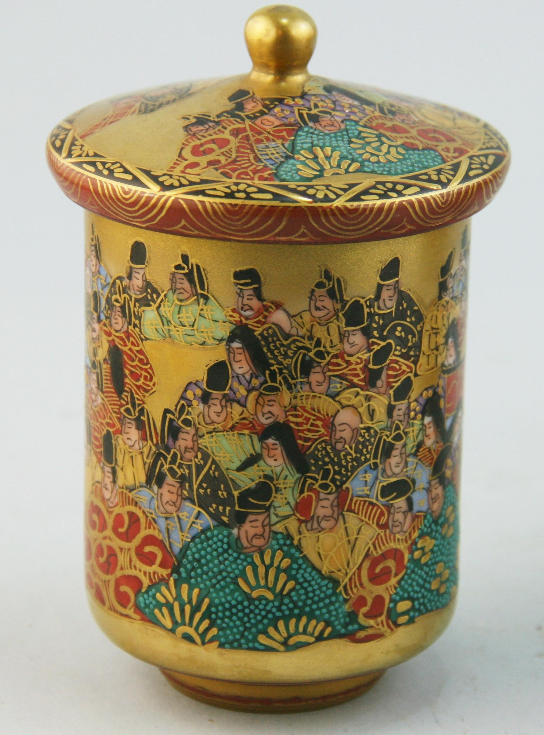 Céramique Paire de tasses à couvercle Satsuma décorées à la main en vente