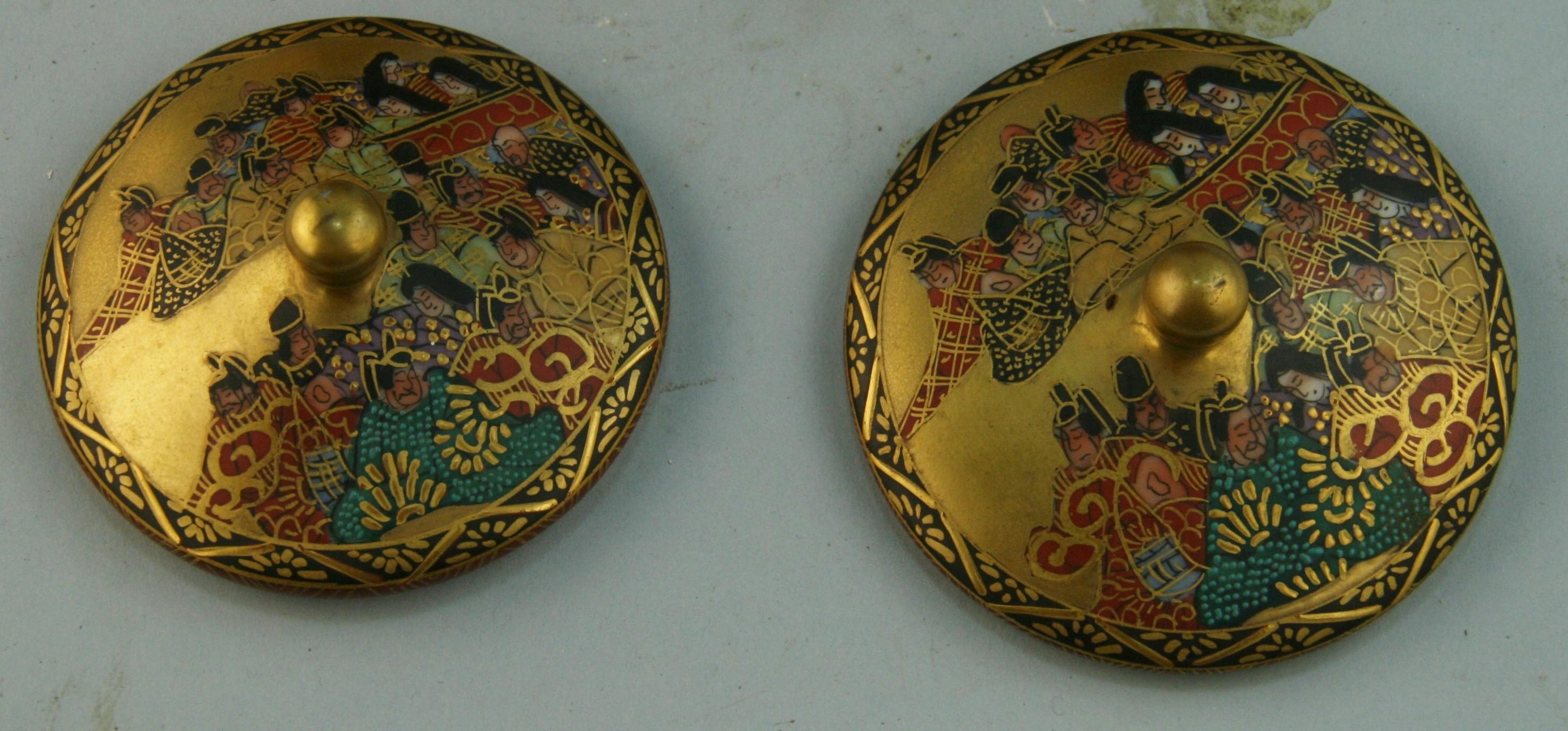 Paire de tasses à couvercle Satsuma décorées à la main en vente 2