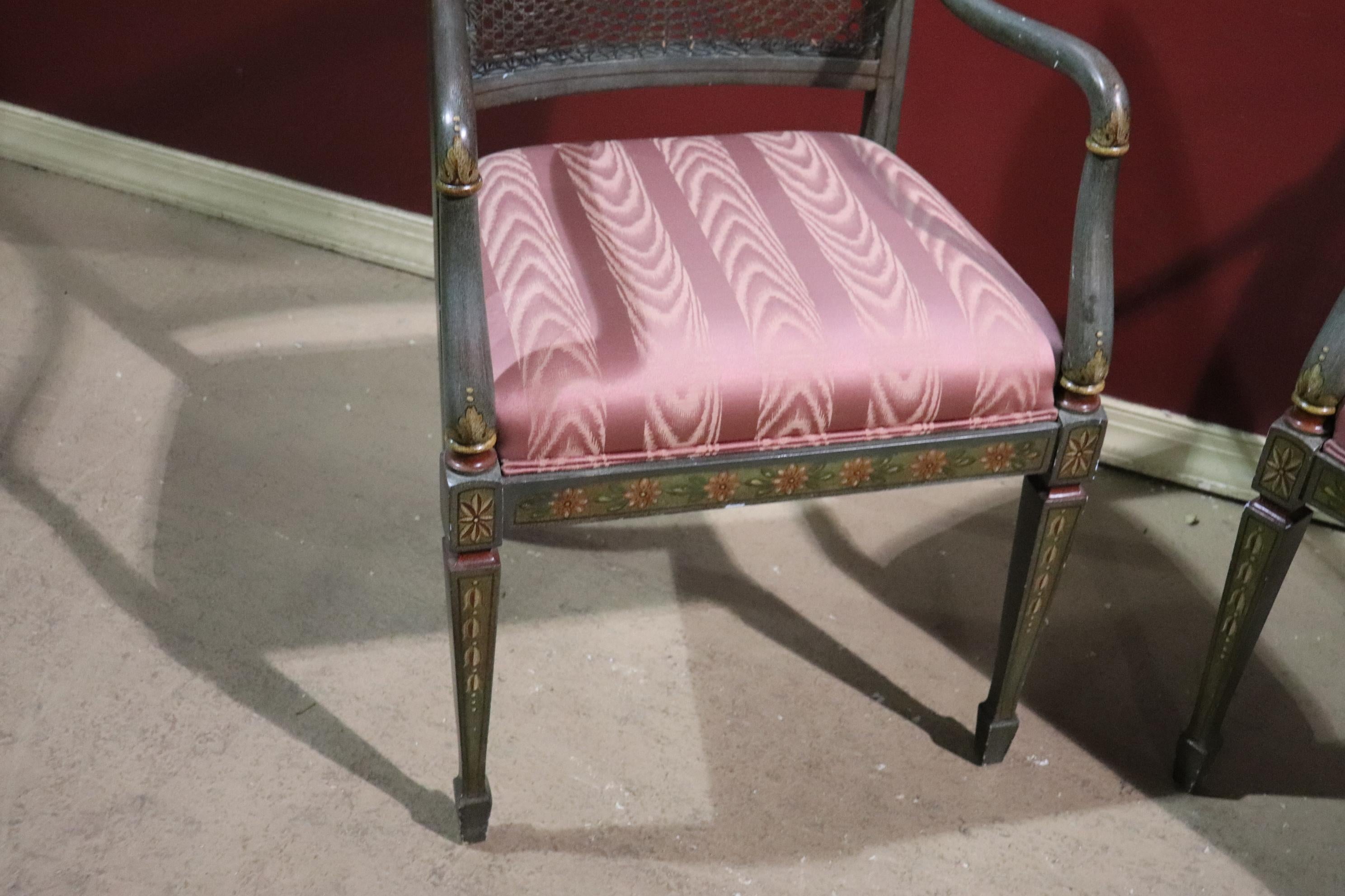 Paire de fauteuils à dossier en rotin de style Adams peints à la main en vente 3
