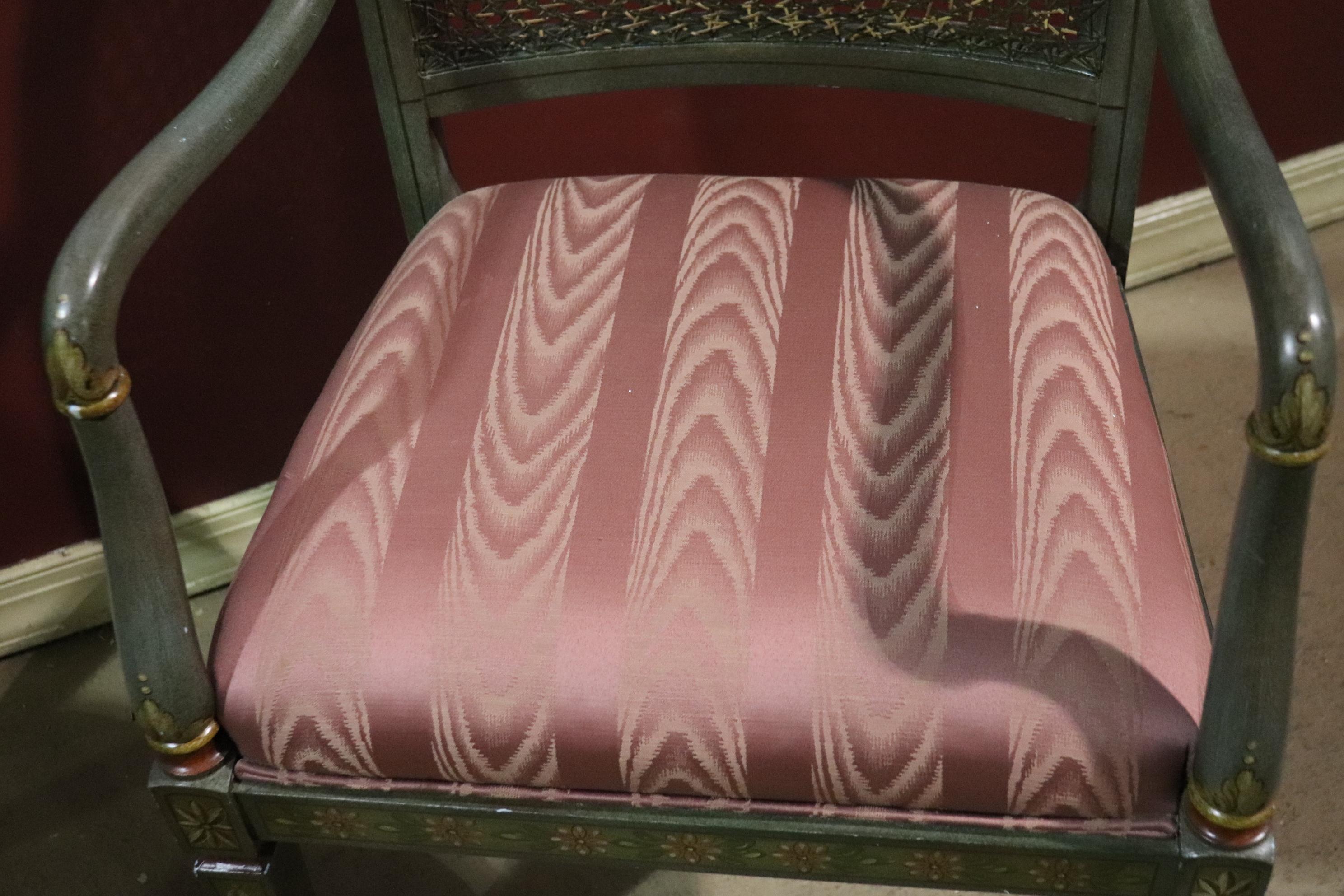 Paire de fauteuils à dossier en rotin de style Adams peints à la main en vente 5