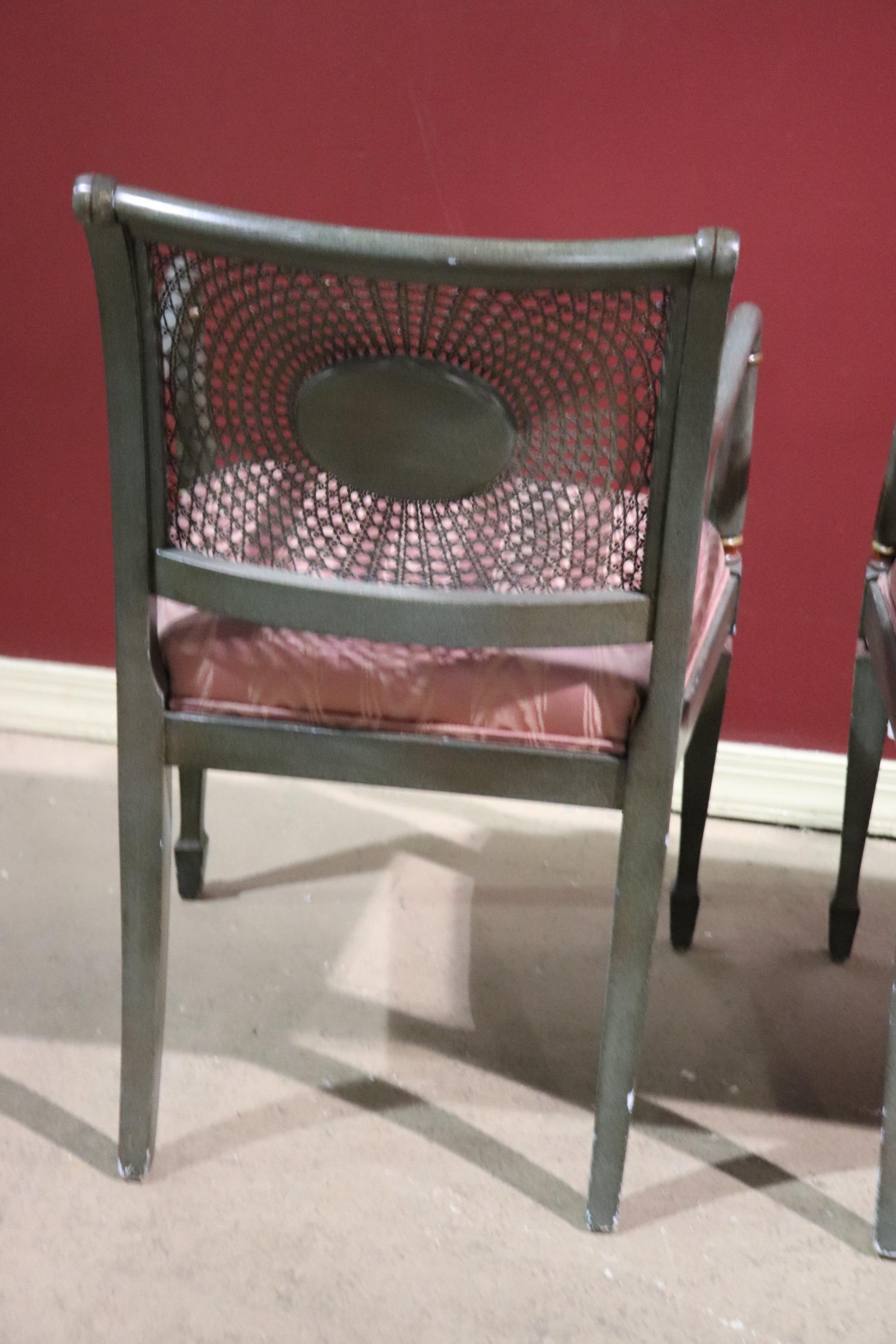 Paire de fauteuils à dossier en rotin de style Adams peints à la main en vente 9