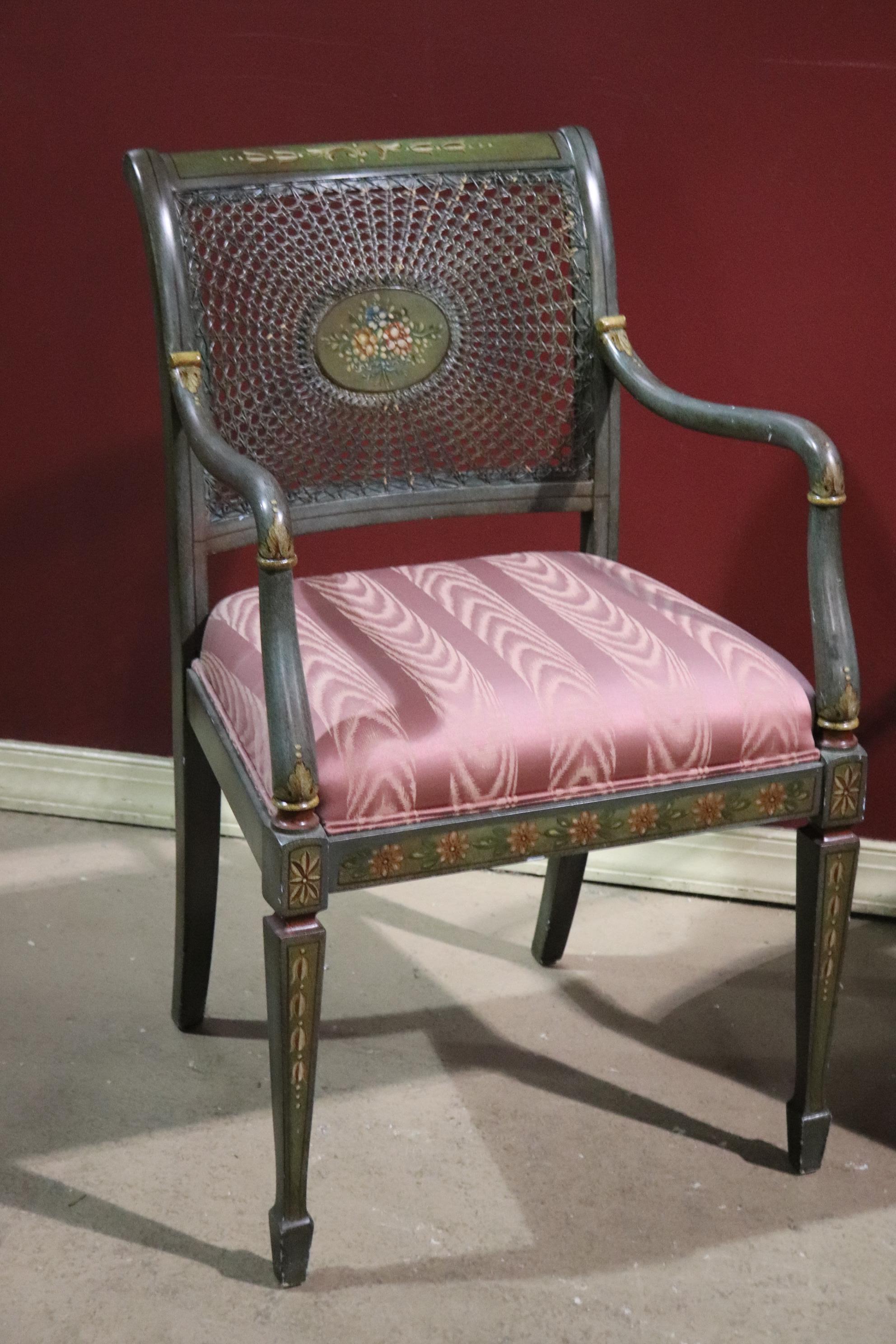 Style Adam Paire de fauteuils à dossier en rotin de style Adams peints à la main en vente