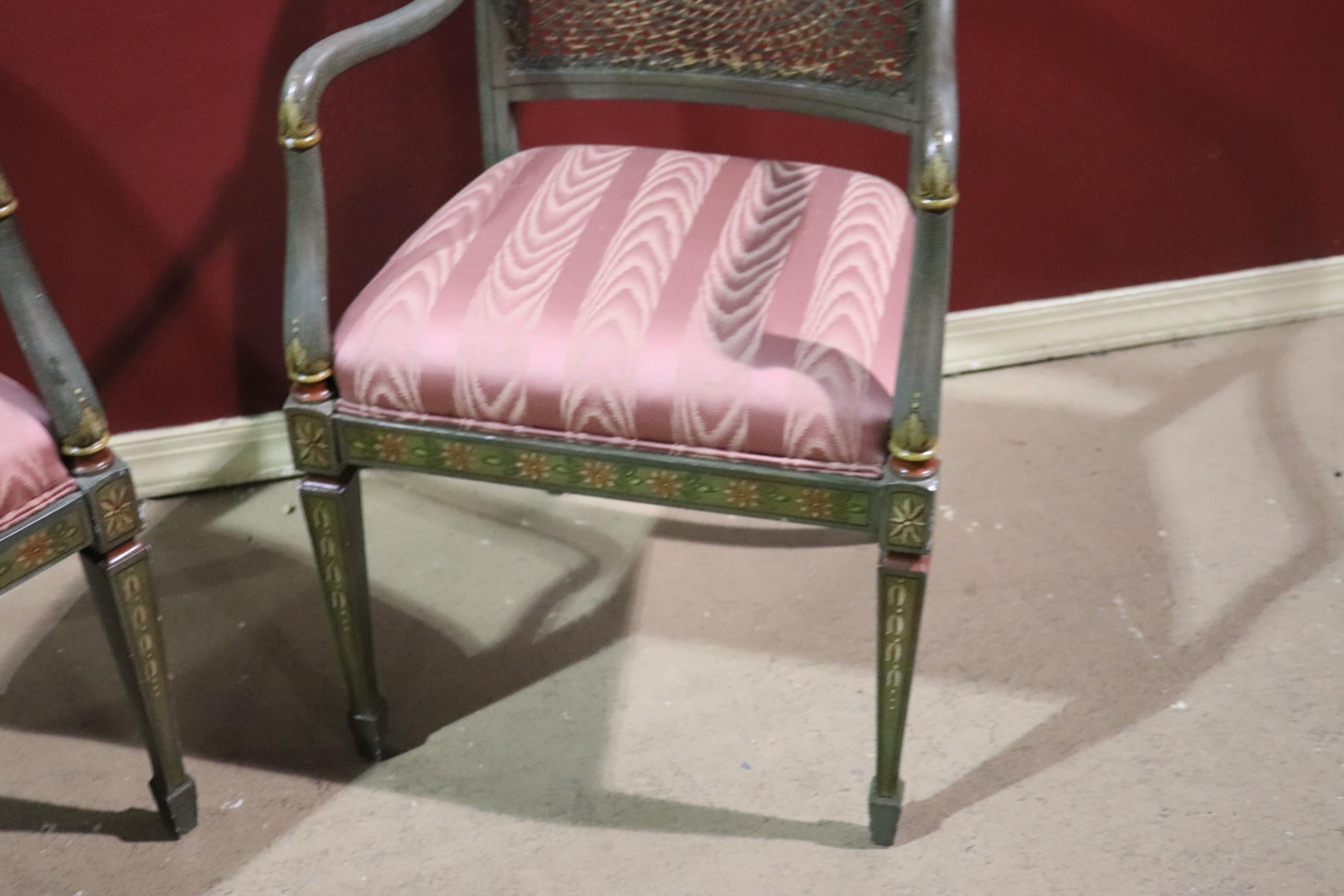 Fin du 20e siècle Paire de fauteuils à dossier en rotin de style Adams peints à la main en vente
