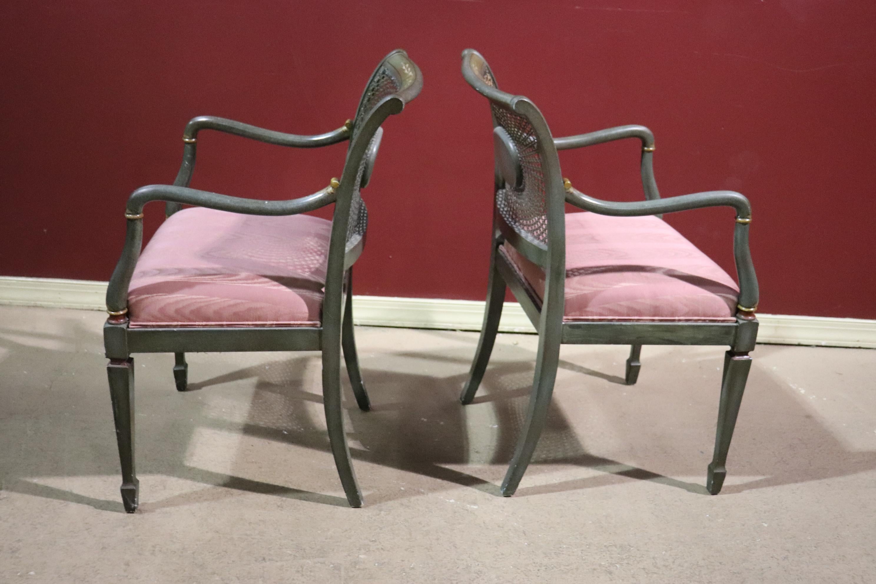 Noyer Paire de fauteuils à dossier en rotin de style Adams peints à la main en vente