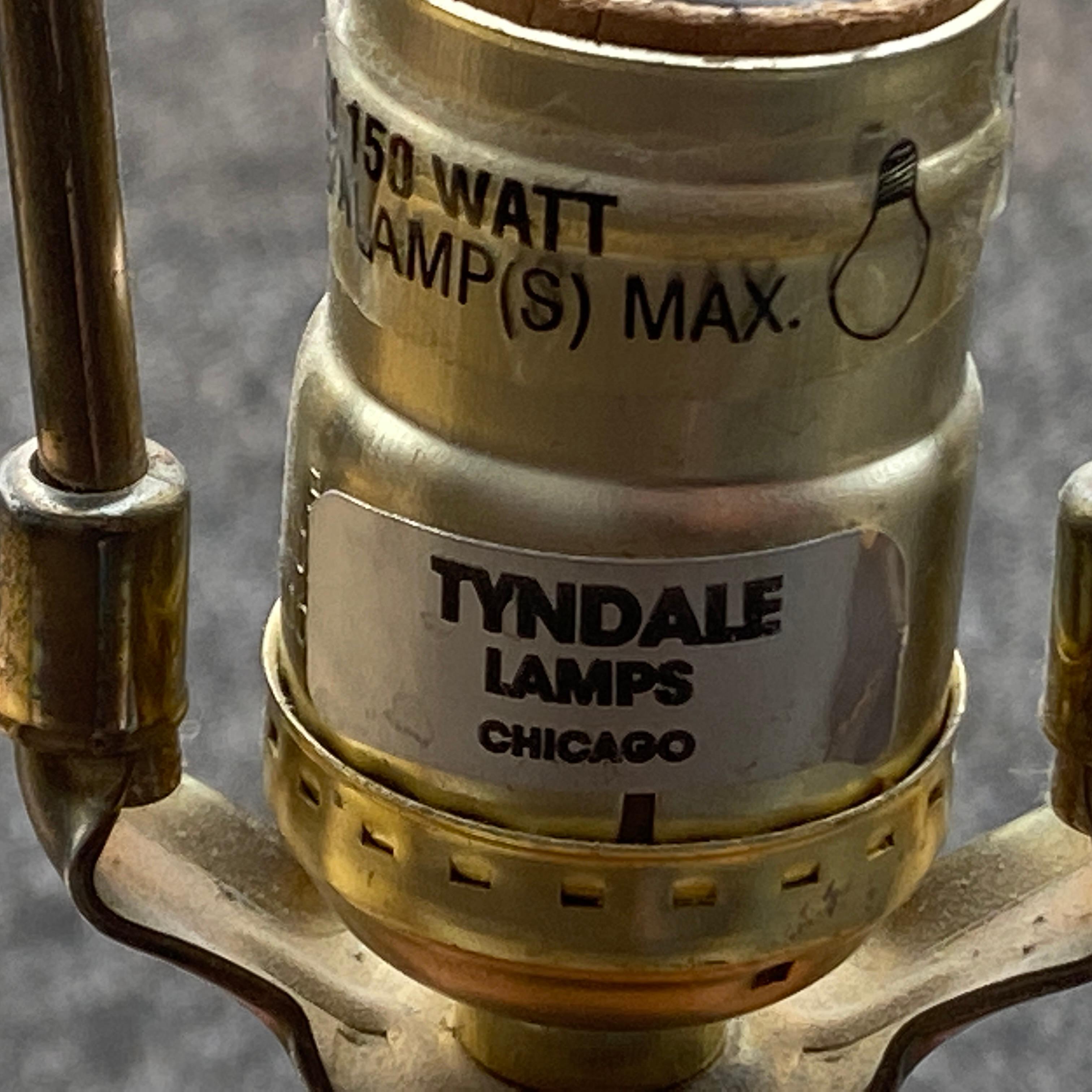 Paar handbemalte Tischlampen mit Obstmotiv von Tyndale of Chicago im Zustand „Gut“ im Angebot in West Chester, PA