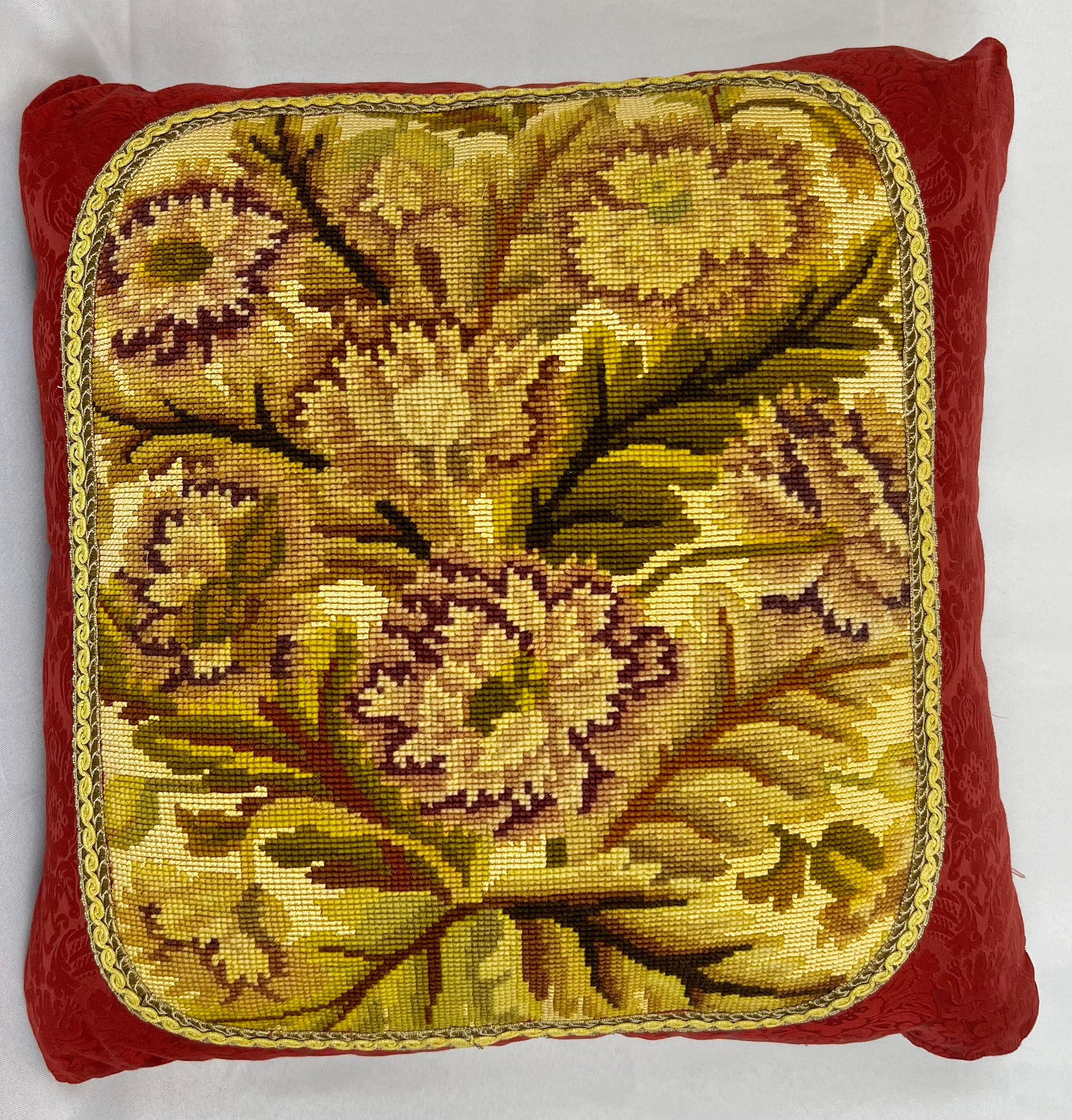 Coppia di cuscini/cuscini a punta d'ago con fiori esotici cuciti a mano, con retro damascato rosso in vendita 2