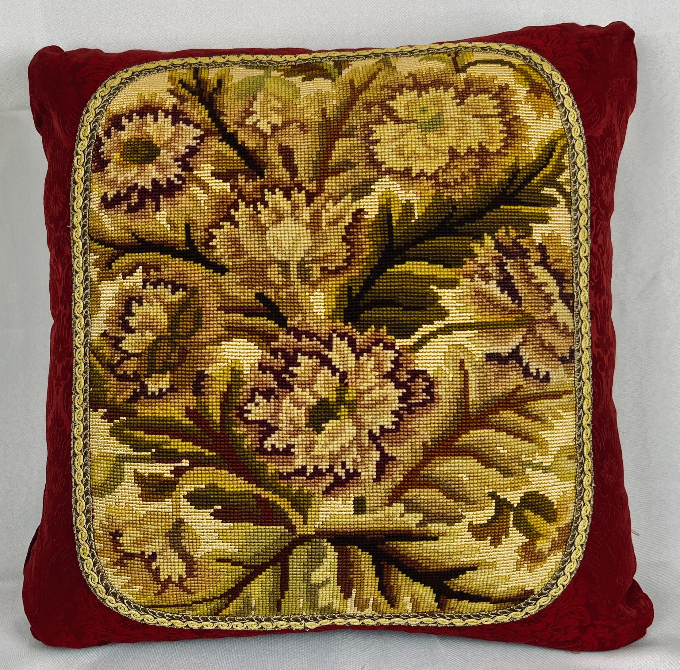 Inglese Coppia di cuscini/cuscini a punta d'ago con fiori esotici cuciti a mano, con retro damascato rosso in vendita