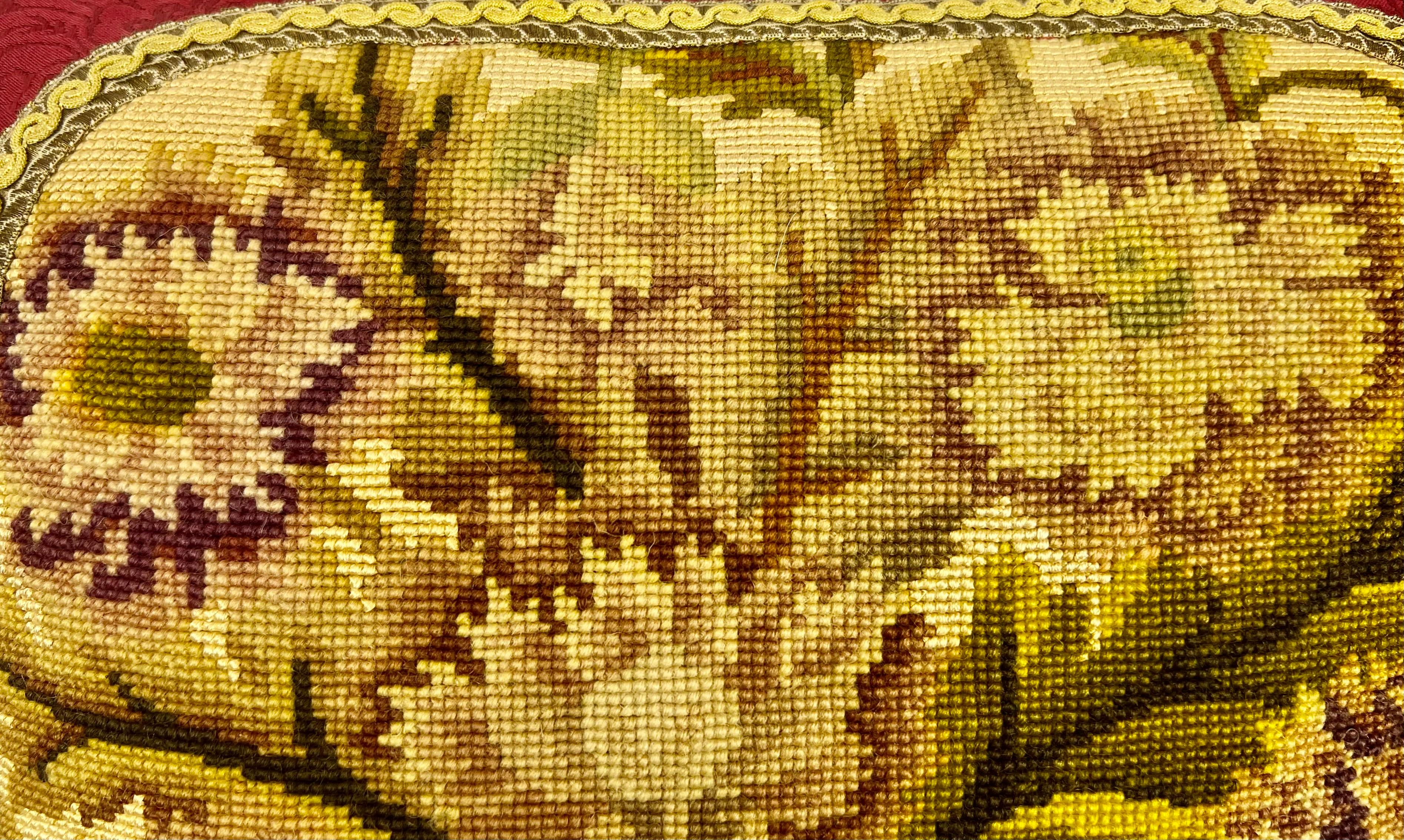 Appliqué Coppia di cuscini/cuscini a punta d'ago con fiori esotici cuciti a mano, con retro damascato rosso in vendita