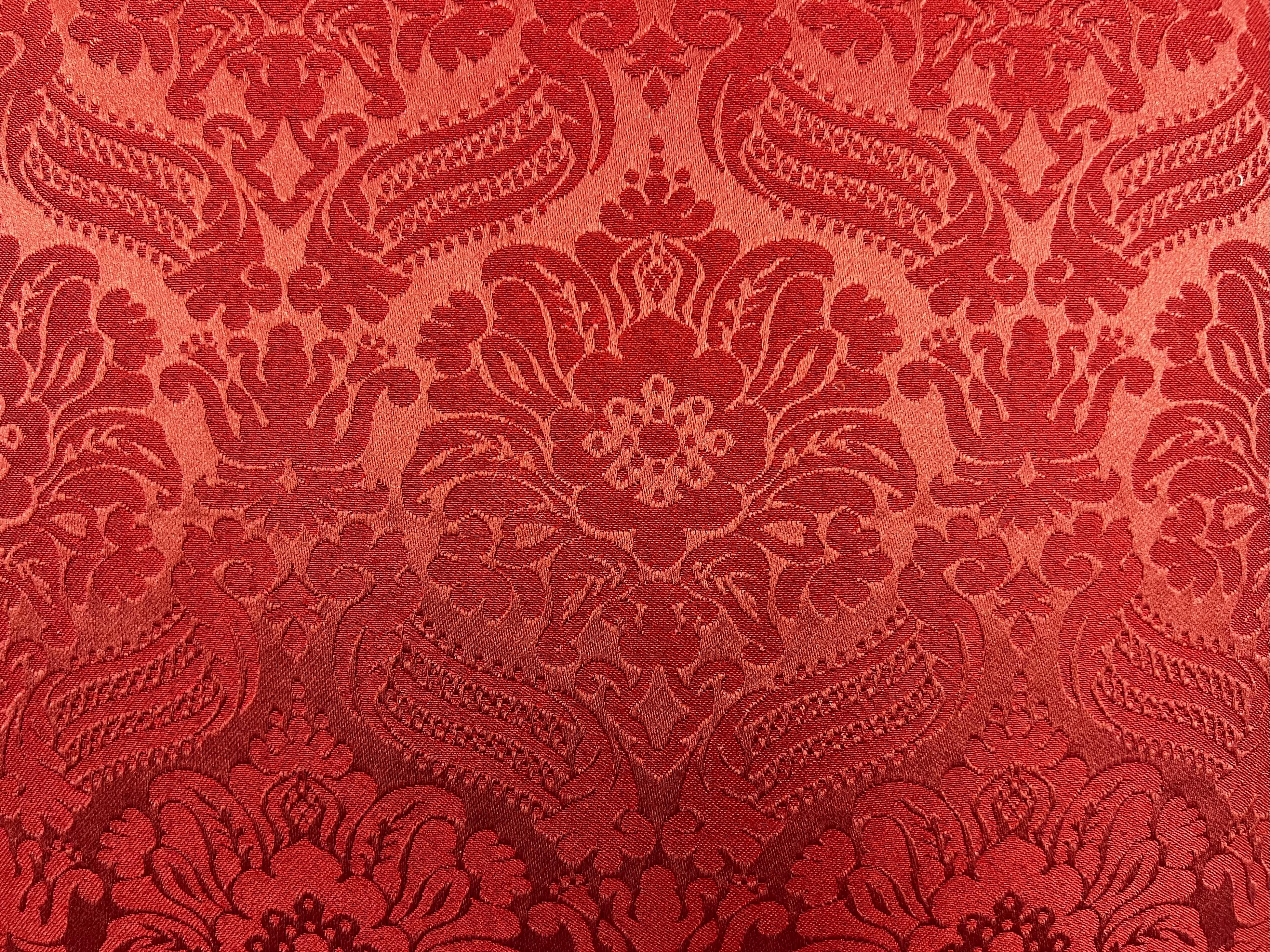 Coppia di cuscini/cuscini a punta d'ago con fiori esotici cuciti a mano, con retro damascato rosso In condizioni buone in vendita a West Palm Beach, FL