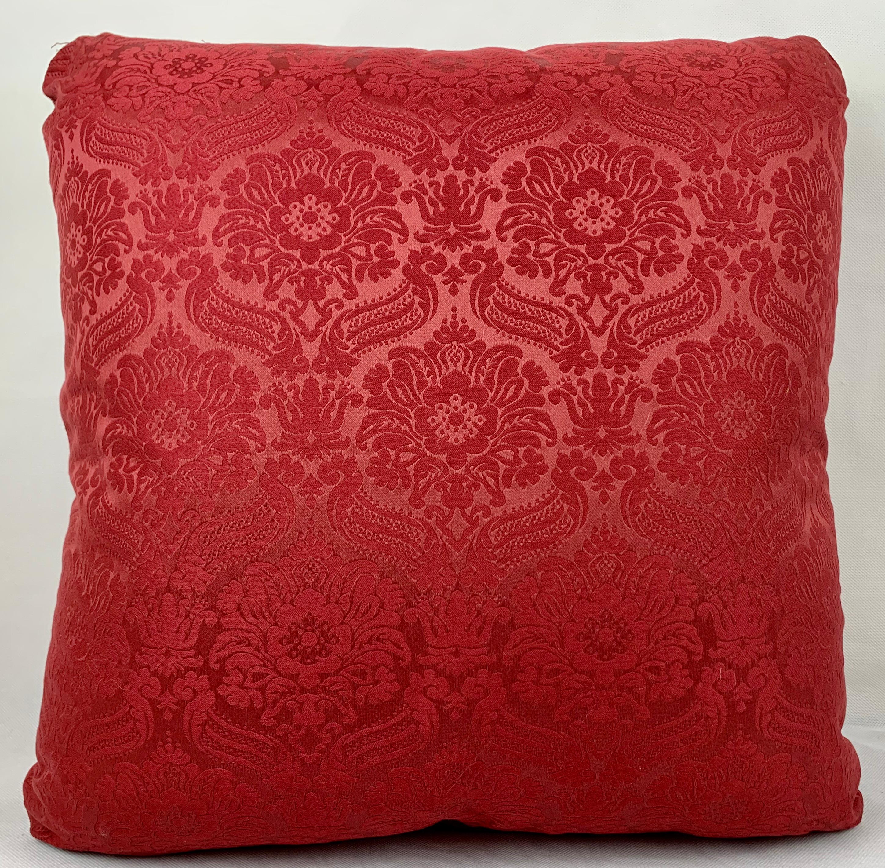 Fine XIX secolo Coppia di cuscini/cuscini a punta d'ago con fiori esotici cuciti a mano, con retro damascato rosso in vendita
