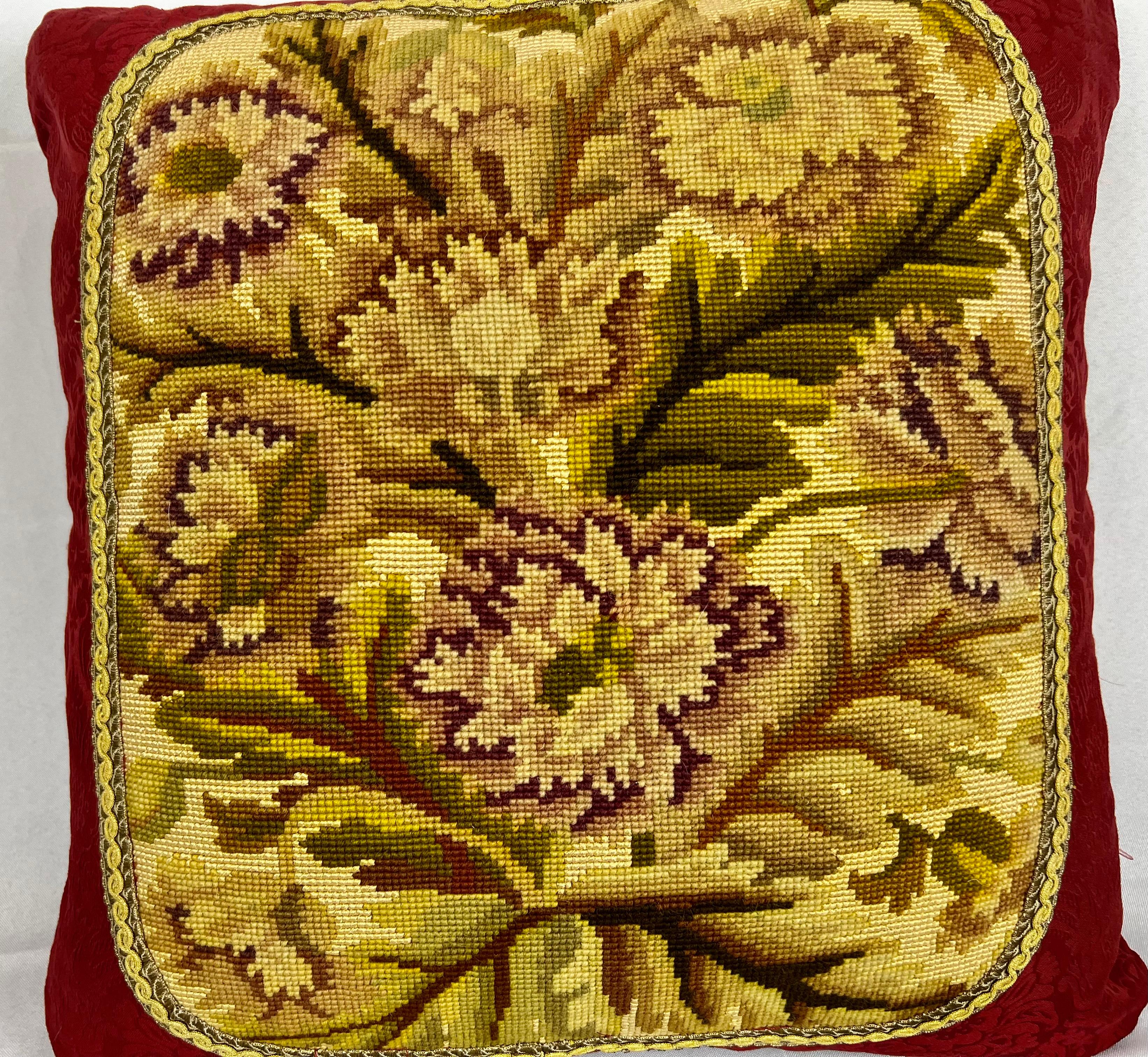 Coppia di cuscini/cuscini a punta d'ago con fiori esotici cuciti a mano, con retro damascato rosso in vendita 1