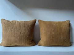Paire de coussins en daim tissés à la main de forme carrée couleur gingembre